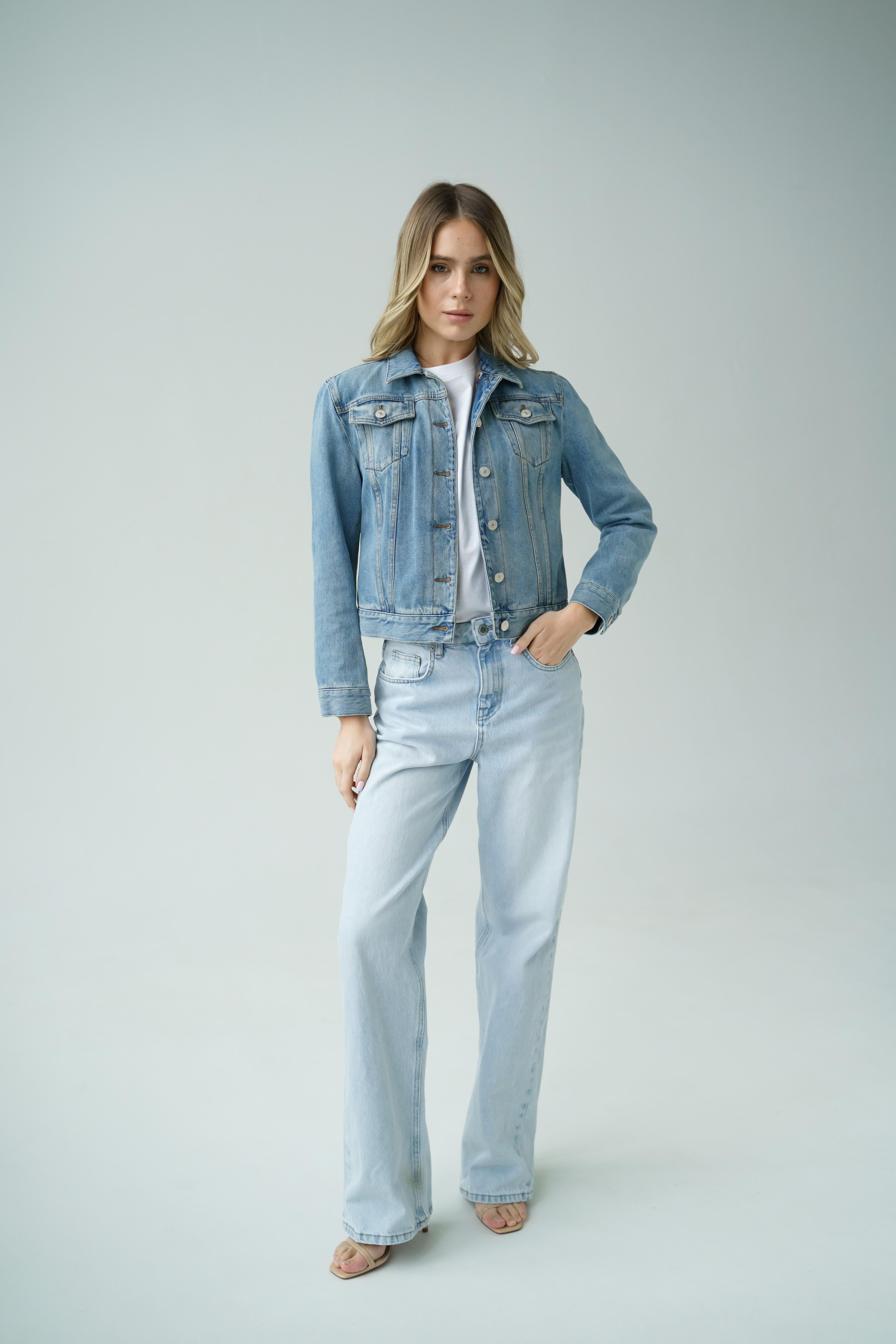 Gucci denim jacket with floral logo lining
Country of origin: France
▪ Composition: cotton, silk lining
▪ Details: branded buttons
▪ Made in Italy
▪ Condition: Very good

Measurements:
Denim jacket length (from top shoulder to bottom): 55 cm / 21.65