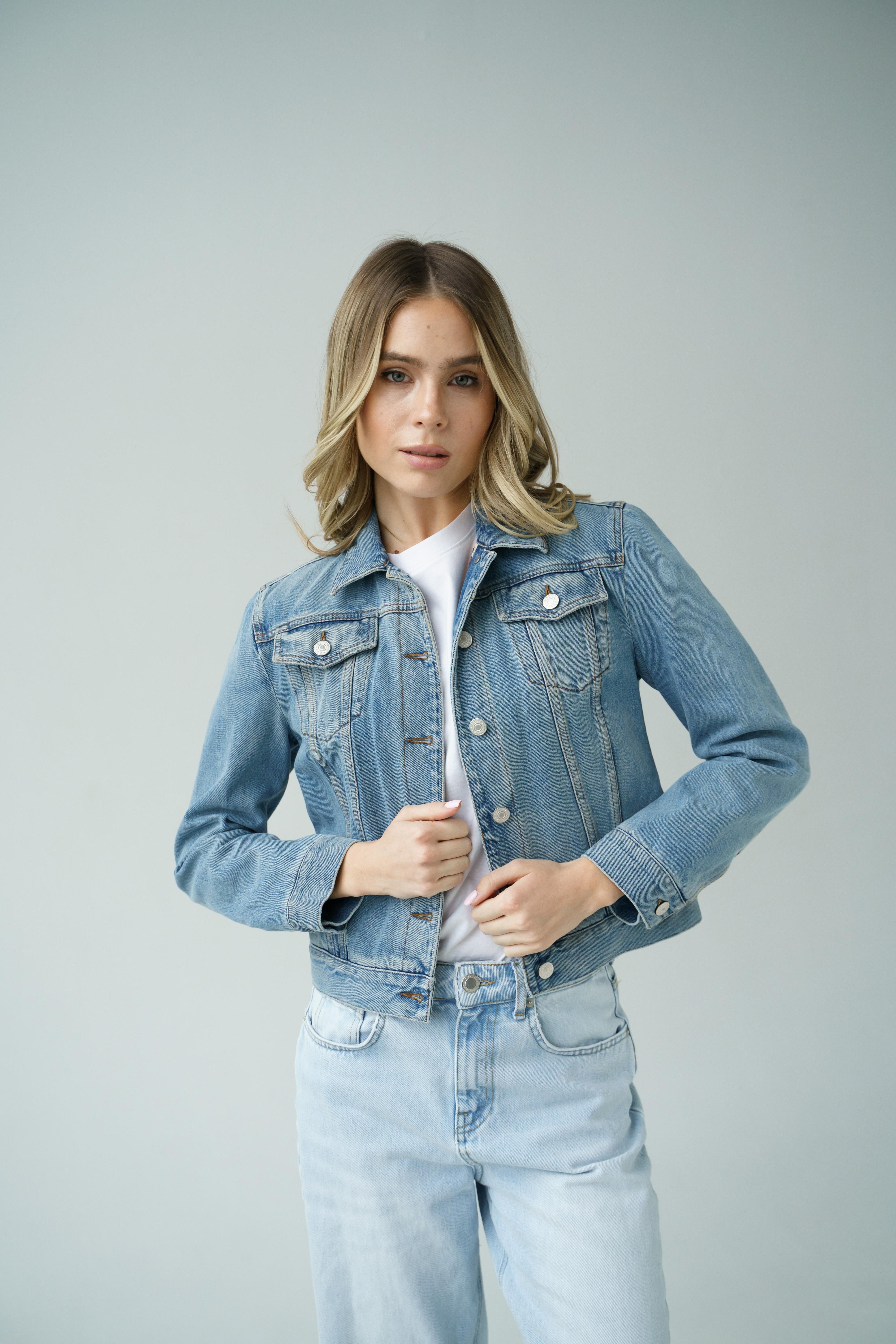 Gray Gucci denim jacket with floral logo lining For Sale