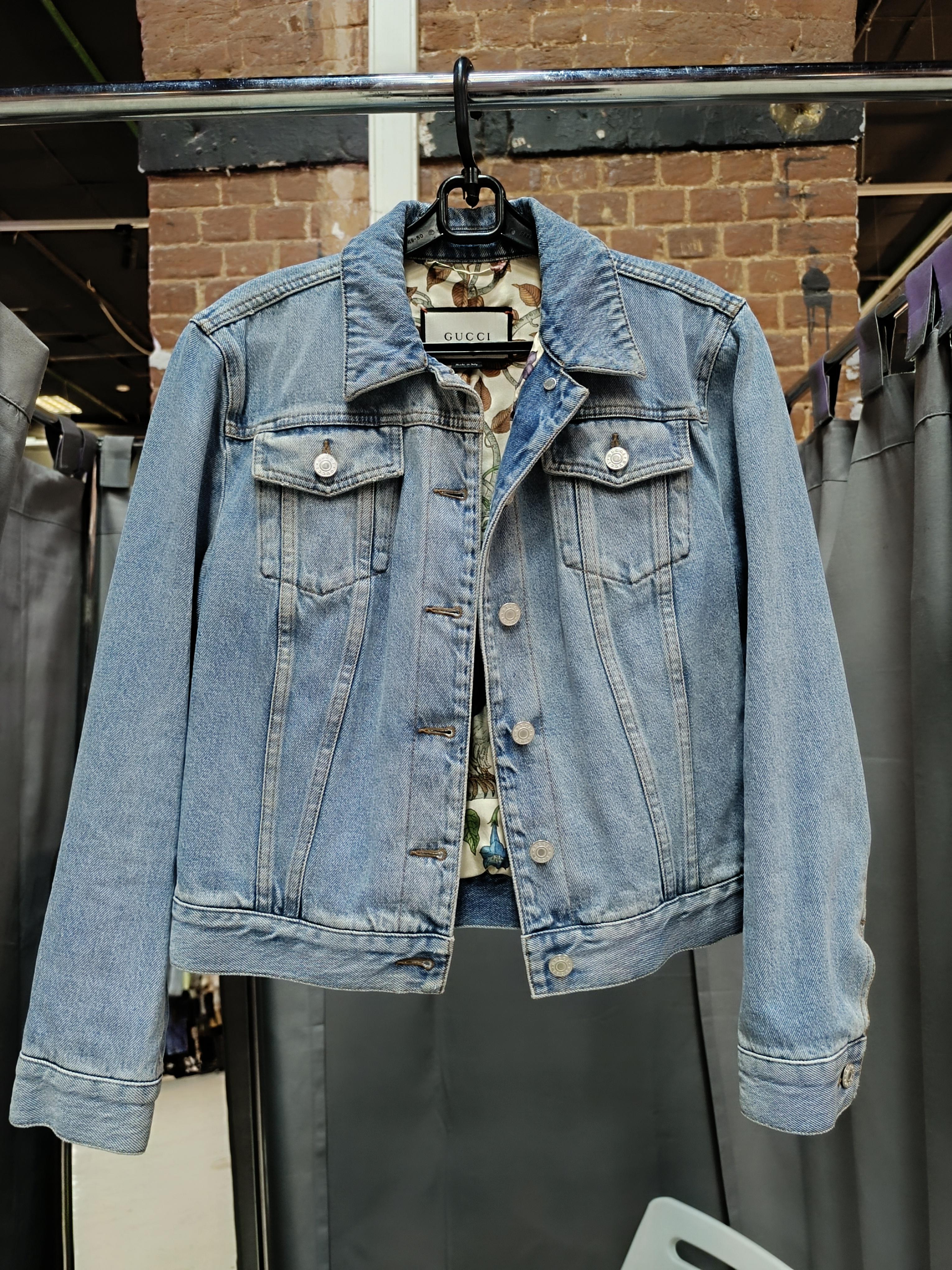 Gucci denim jacket with floral logo lining For Sale 2