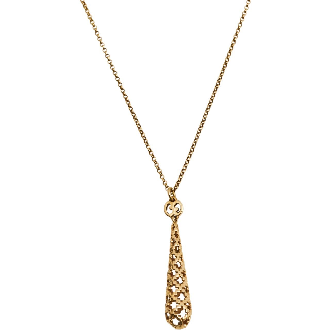 Featuring the Diamantissima pattern on the drop-shaped pendant that comes accompanied by a GG logo at its tip, this Gucci necklace is delicate and elegant. Crafted from 18k yellow gold, it comes supported with a sleek chain and a lobster
