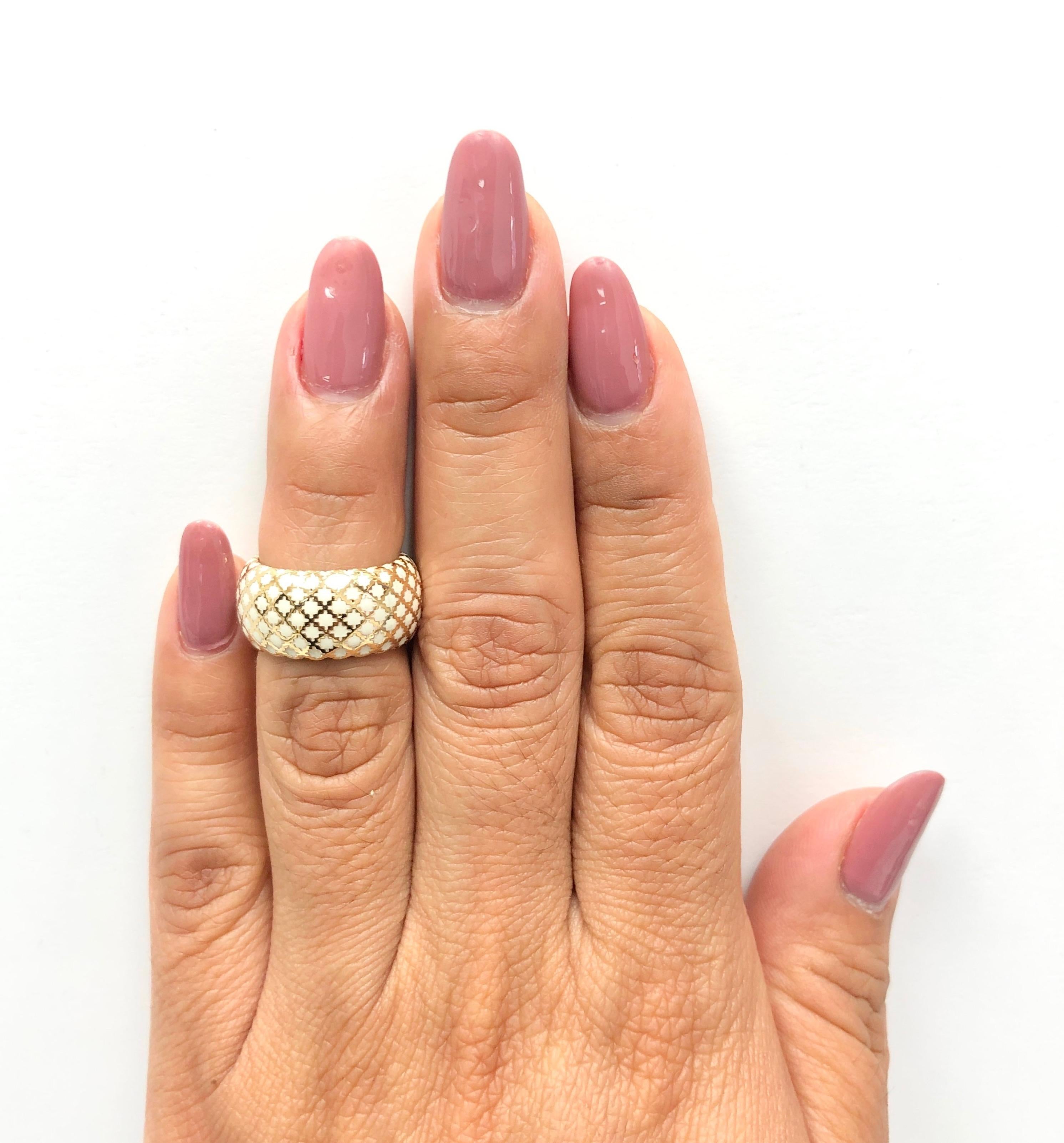 Gucci Diamantissima White Enamel 18 Karat Gold Ring Size 4.5 In Good Condition In New York, NY