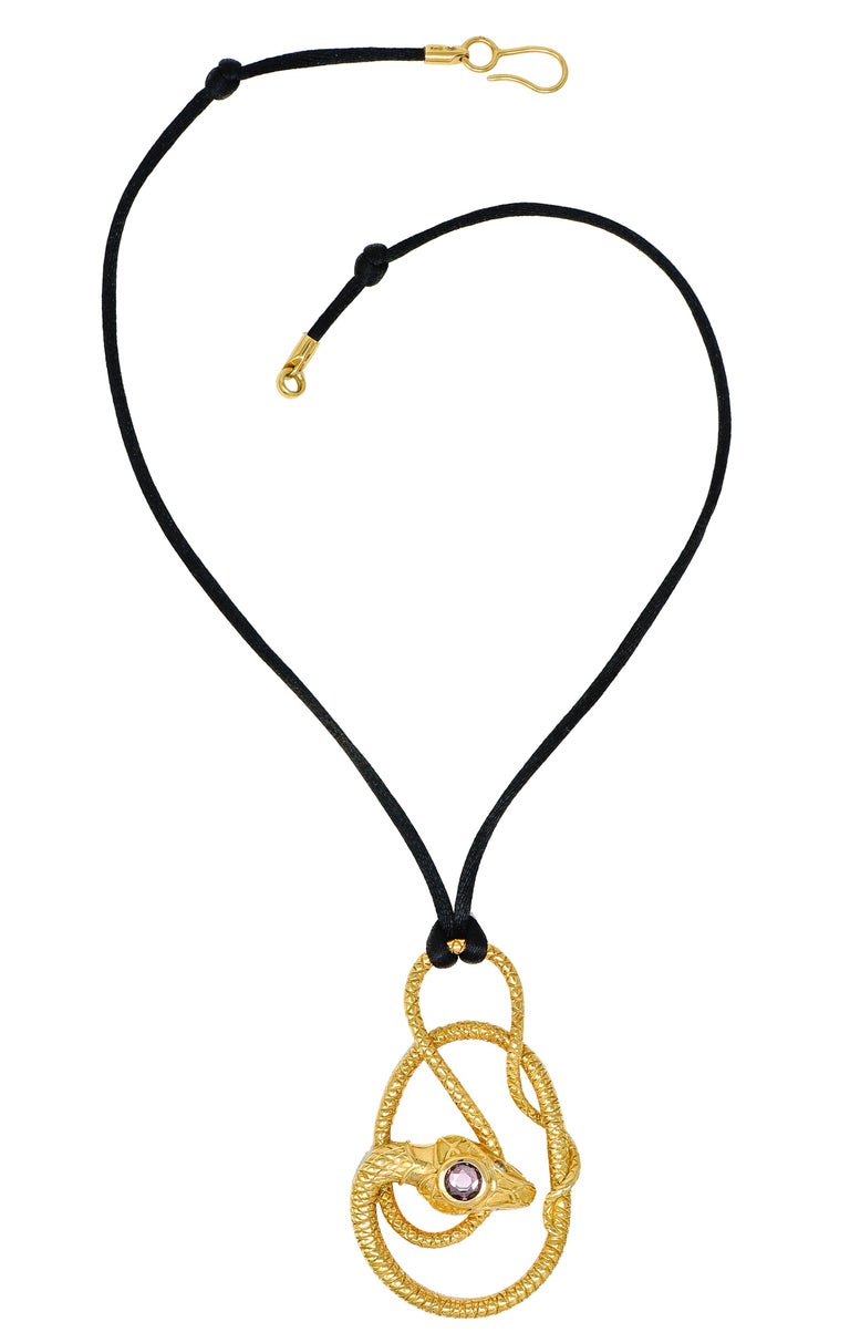 Gucci, collier pendentif serpent en cordon de soie en or jaune 18 carats et  diamants En vente sur 1stDibs