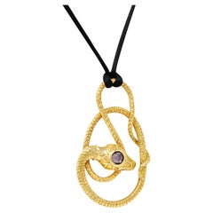 Gucci, collier pendentif serpent en cordon de soie en or jaune 18 carats et diamants