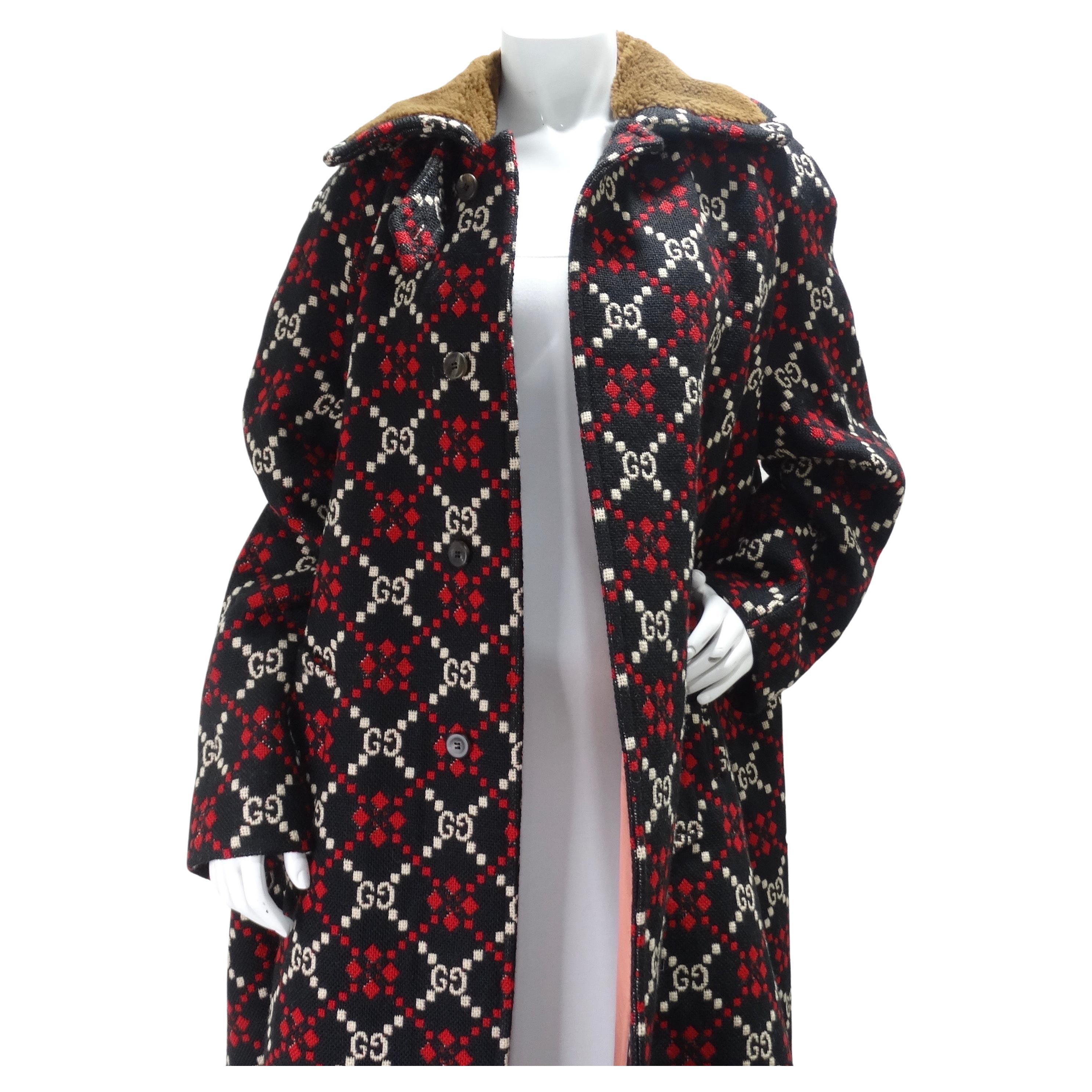 Dieser Mantel mit Monogrammen von Gucci wird Ihr nächstes Lieblingsstück werden, um sich warm zu halten! Spektakulärer Gucci-Mantel aus 100% Wolle mit rot-weißem Gucci-Monogramm. Der Sherpa-Kragen, die verdeckten Knöpfe, die für einen vielseitigen