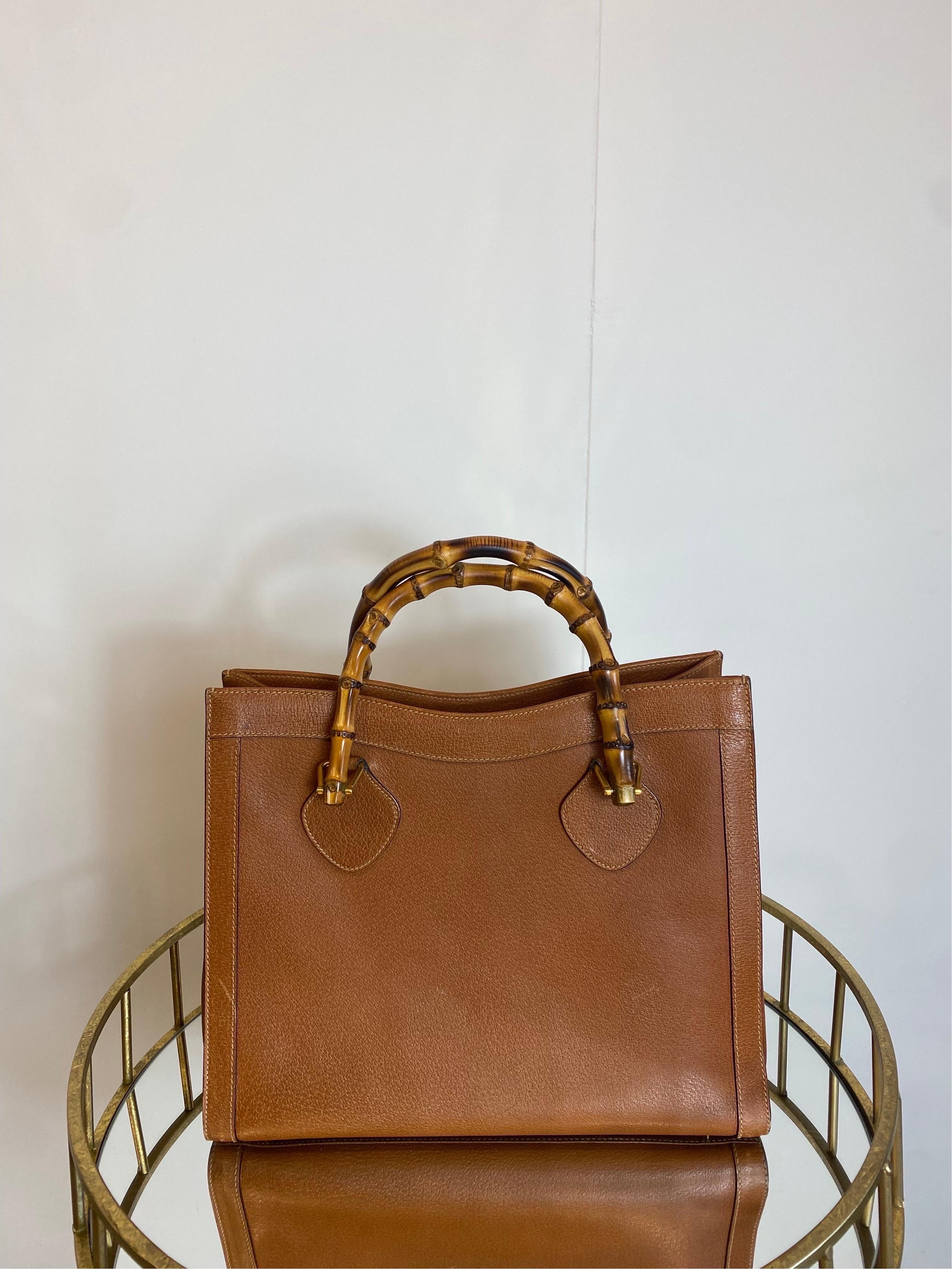 Gucci Diana Bamboo bag.
In brown leather and gold hardware.
Iconic bamboo handles.
Height 30 cm
Length 35 cm
Depth 14 cm
Excellent general condition, has some marks as shown in the photos.
The corners have some marks as shown in the photo.