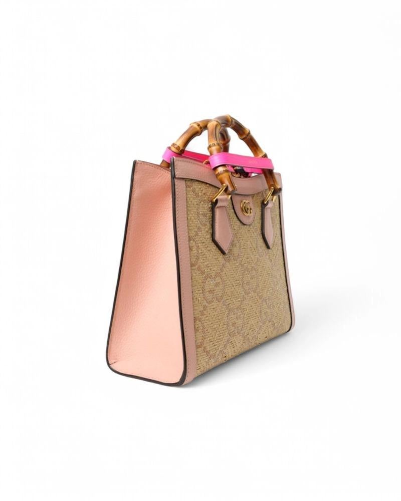 Gucci's signature bag, Diana line in size Medium, made of beige raffia with embossed GG Jumbo pattern and pink leather trim with silver hardware. Equipped with a magnetic button closure, internally lined with canvas with convenient pocket, the bag