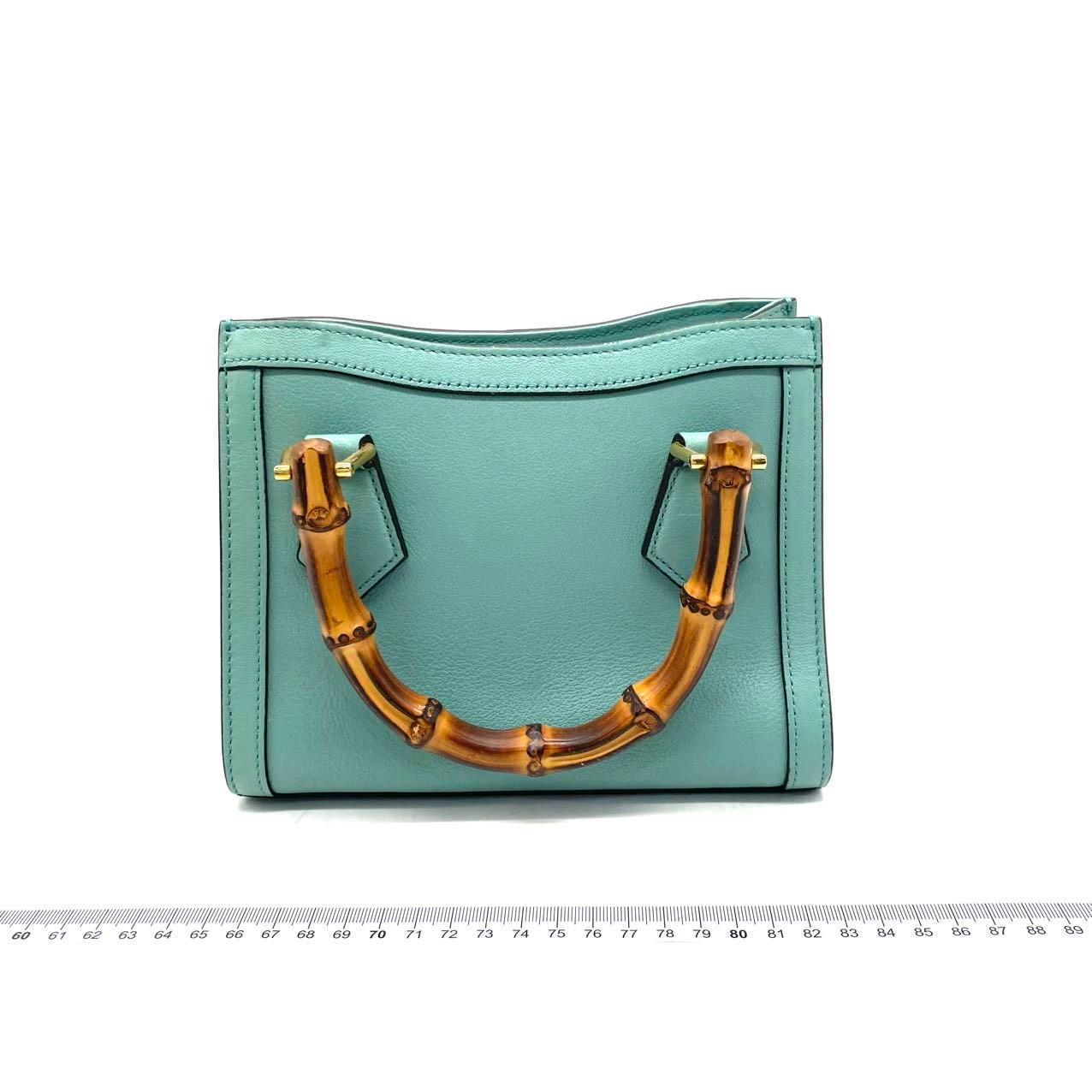 Gucci Diana Mini sac en cuir bleu avec poignée en bambou et sangle
Il s'agit de photos professionnelles du sac offert par Luxbags.
ÉTAT : EXCELLENT
Une tache à l'intérieur. Légère poussière à l'intérieur.
DÉTAILS

GUCCI
Diana
Poignées en bambou
Cuir