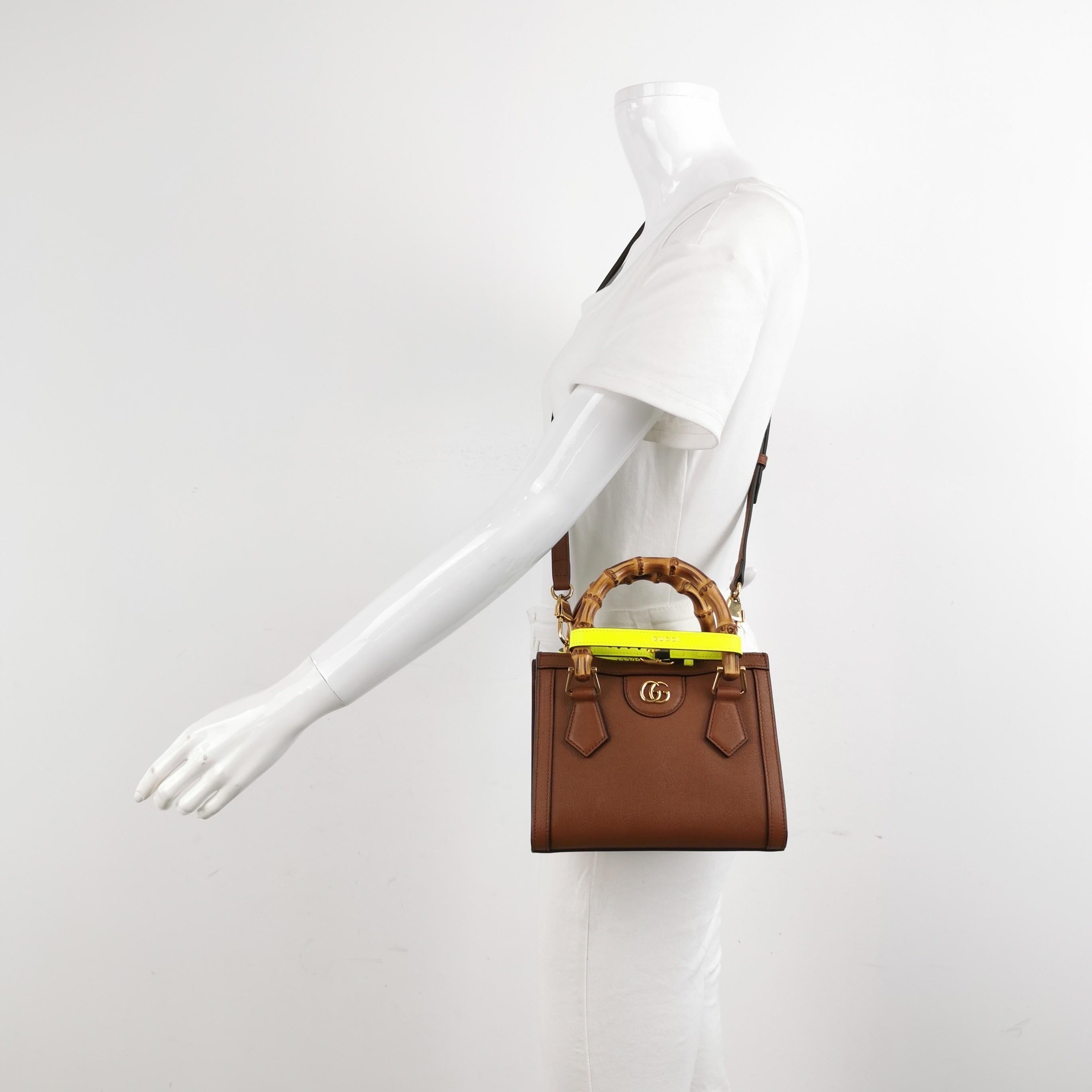 CONDITION: EXCELLNT

Light rubbing and scratches to the leather, and handles. 

DETAILS

GUCCI
Diana
Bamboo handles
Green calfskin leather
Beige suede lining
Gold-tone hardware

Size Mini
Width: 19.7cm x Height: 15.9 x Depth 9cm 