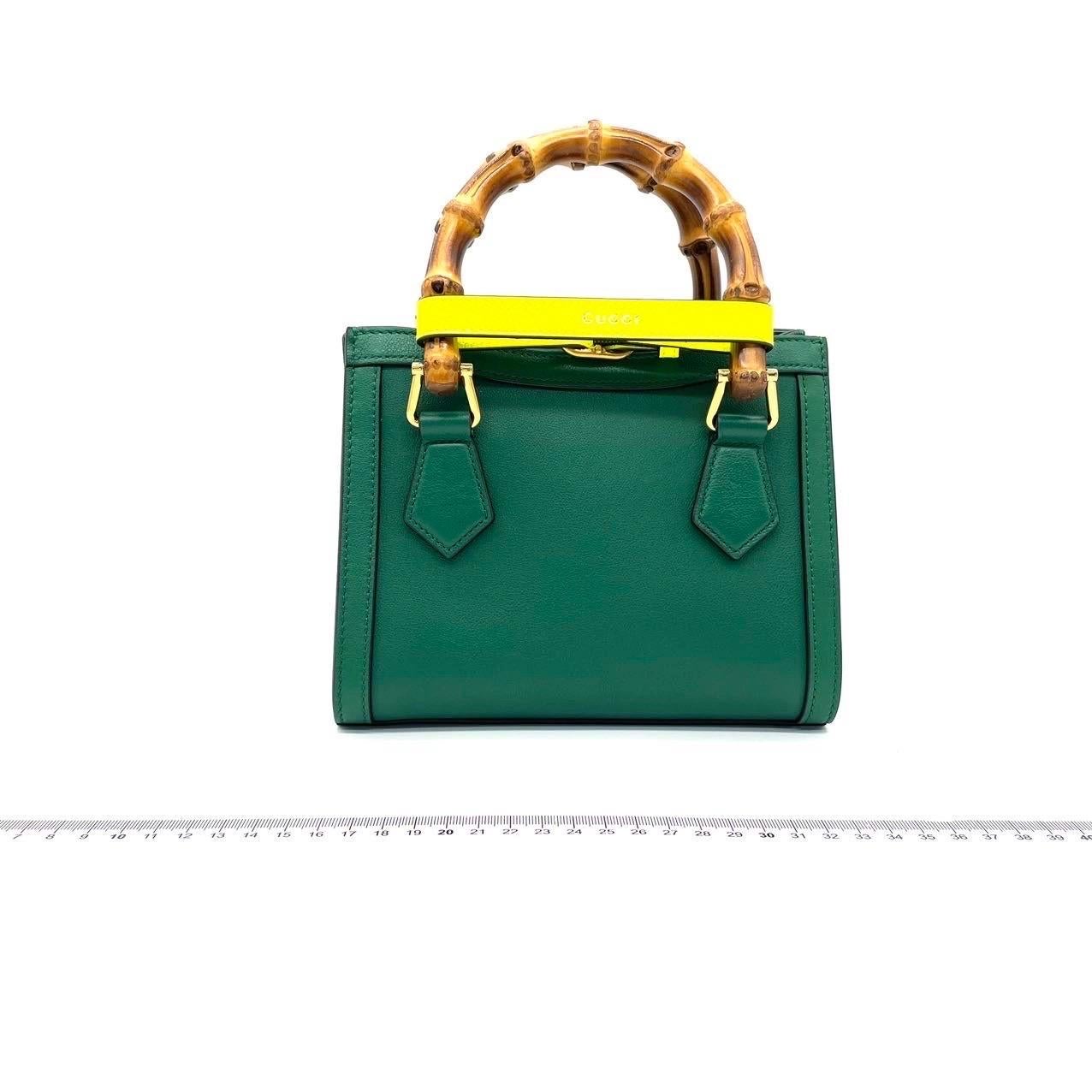 ESTADO: NUEVO COMO NUEVO

DETALLES

GUCCI
Diana
Asas de bambú
Piel de becerro verde
Forro de ante beige
Herrajes dorados

Tamaño Mini
Anchura: 19,7 cm x Altura: 15,9 x Profundidad 9 cm 