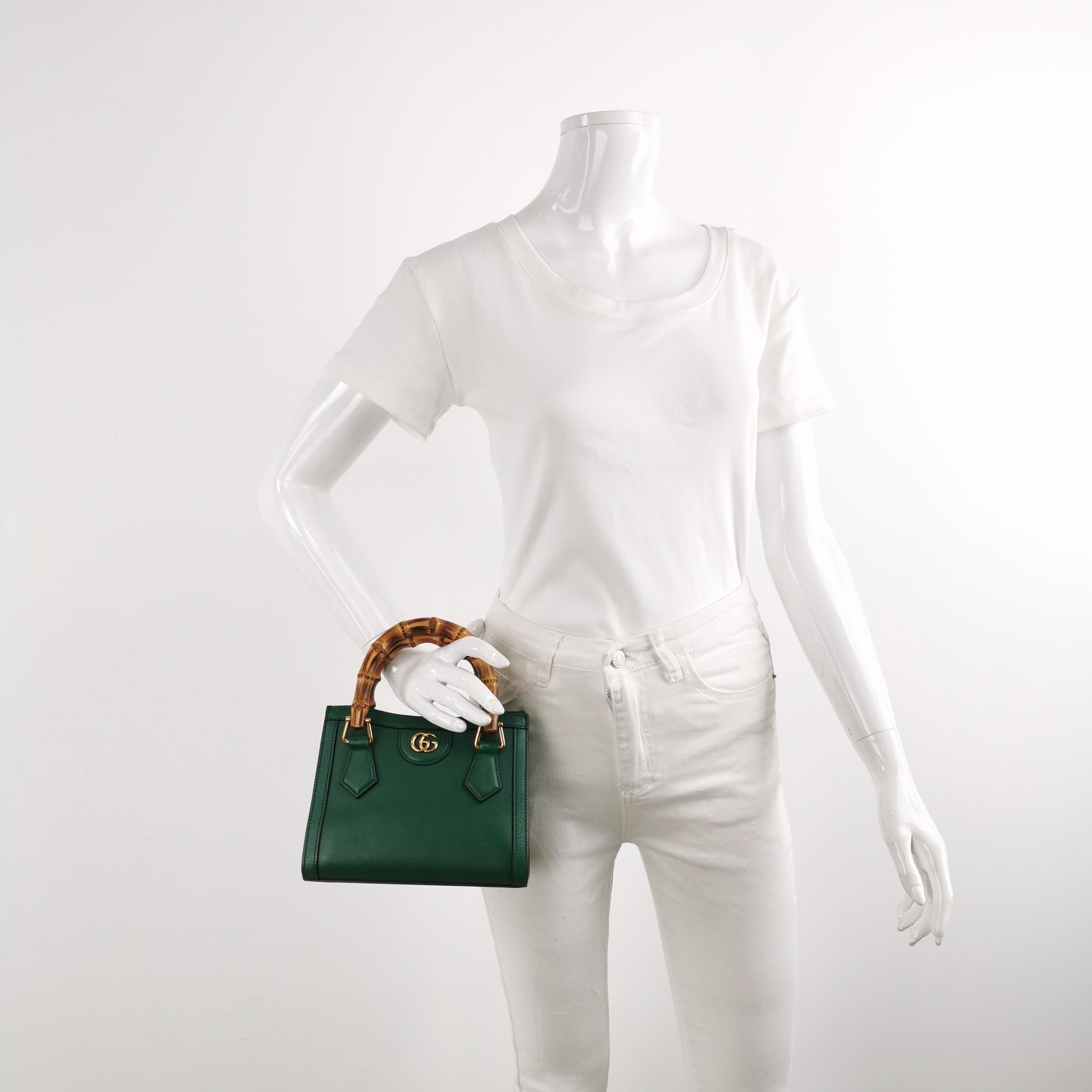 CONDITION: MINT LIKE NEW

Missing one neo yellow handle belt

DETAILS

GUCCI
Diana
Bamboo handles
Green calfskin leather
Beige suede lining
Gold-tone hardware

Size Mini
Width: 19.7cm x Height: 15.9 x Depth 9cm 