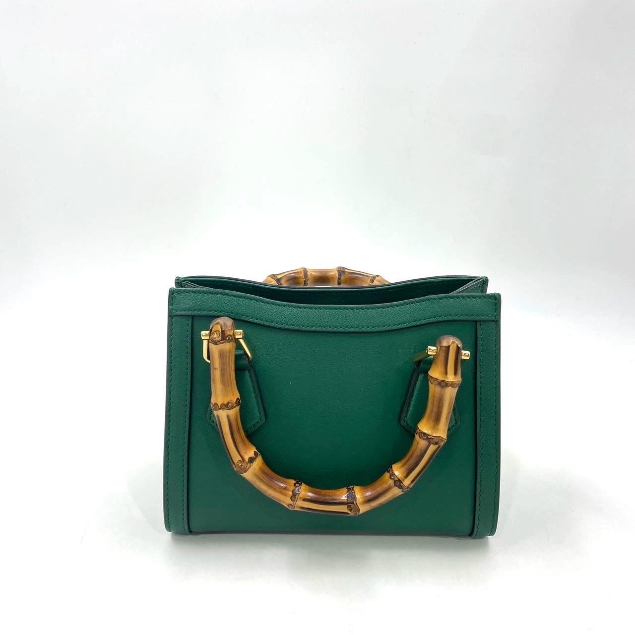 Gucci Diana Mini Green Leather Bag Bamboo Handle with Strap In Excellent Condition In AUBERVILLIERS, FR