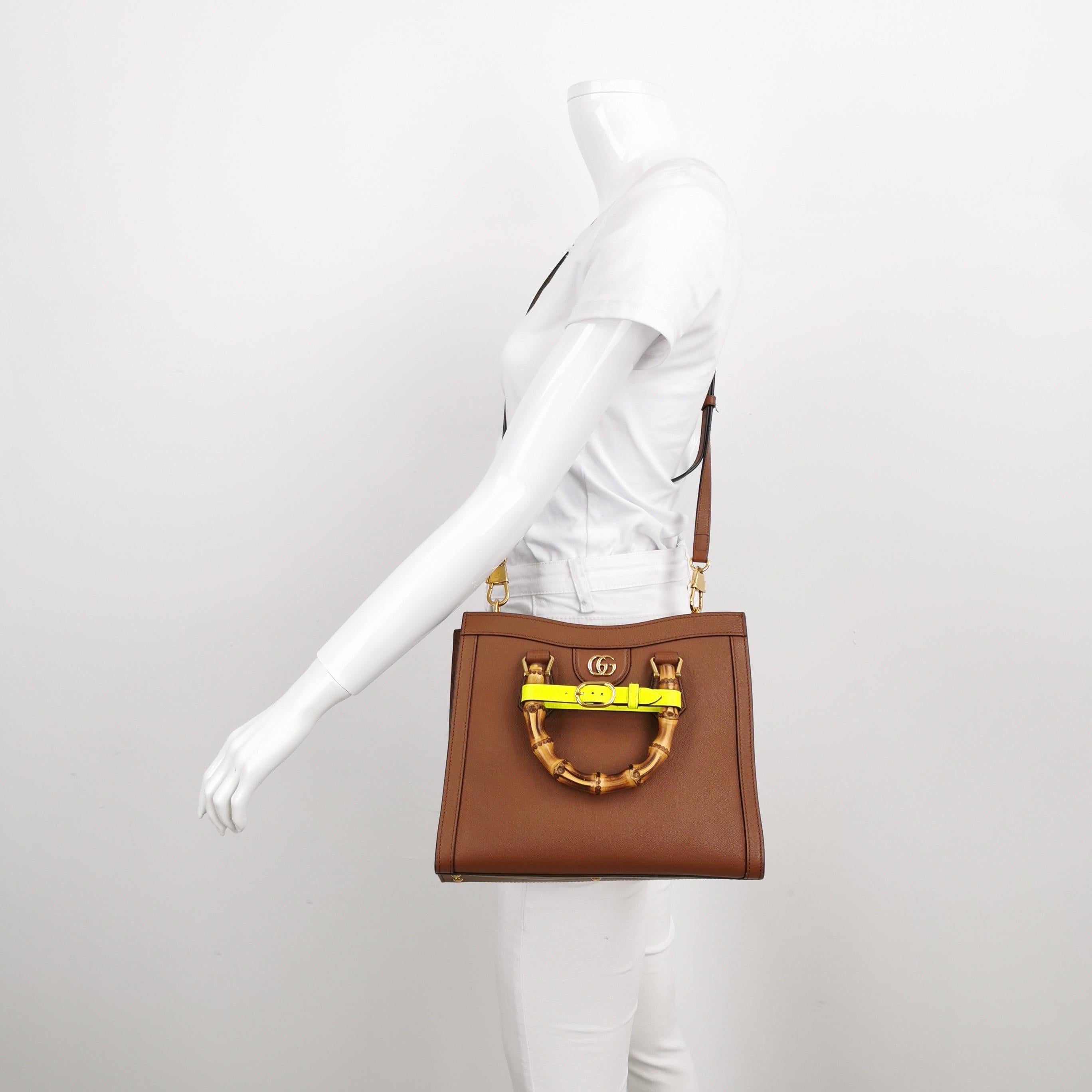CONDITION: EXCELLENT

Light rubbing and scratches to the leather, handles and hardware. Light stains overall. 

DETAILS

GUCCI
Diana
Bamboo handles
Calfskin leather
Tan Brown
Beige suede lining
Gold-tone hardware
Size Small
Width: 27cm x Height: