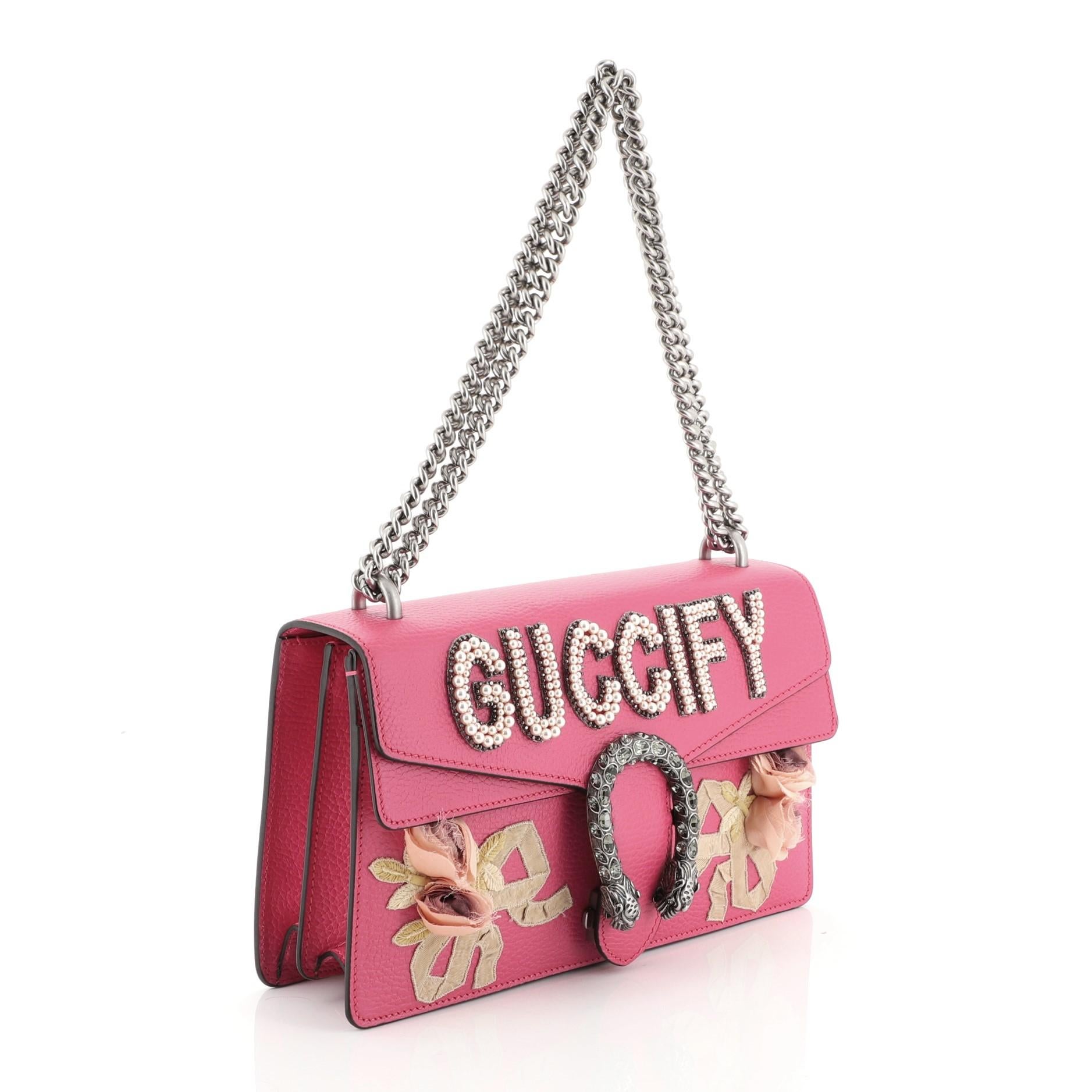This Gucci Dionysus Bag Embellished Leather Small, crafted from pink leather, features a chain link strap, floral appliques and 
