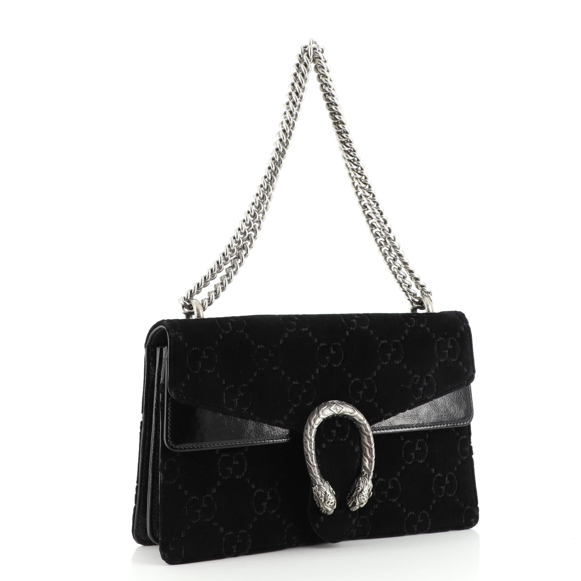 Zustand: Sehr gut. Slight creasing on exterior, minor wear on base corners and in interior, indentations on patent leather trim. Bubbling, scuffs and light marks underneath flap, stains in interior, scratches on hardware.
Accessories: No