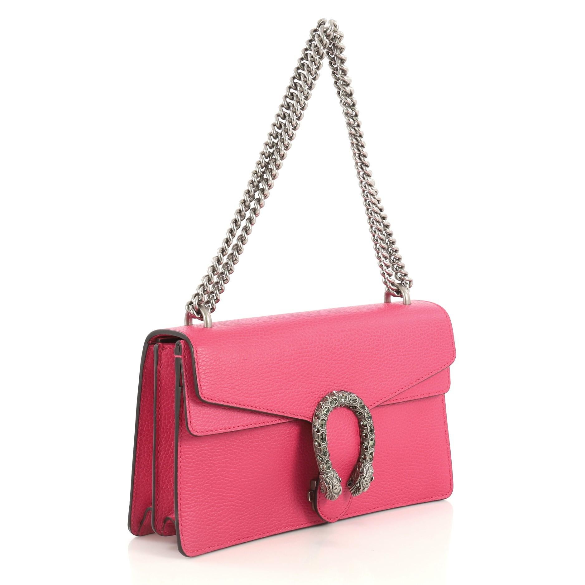 This Gucci Dionysus Bag Leather Small, crafted from pink leather, features a chain link strap, embellished tiger head spur detail on its flap, accordion-like gusseted sides, and aged silver-tone hardware. Its hidden push-pin closure opens to a