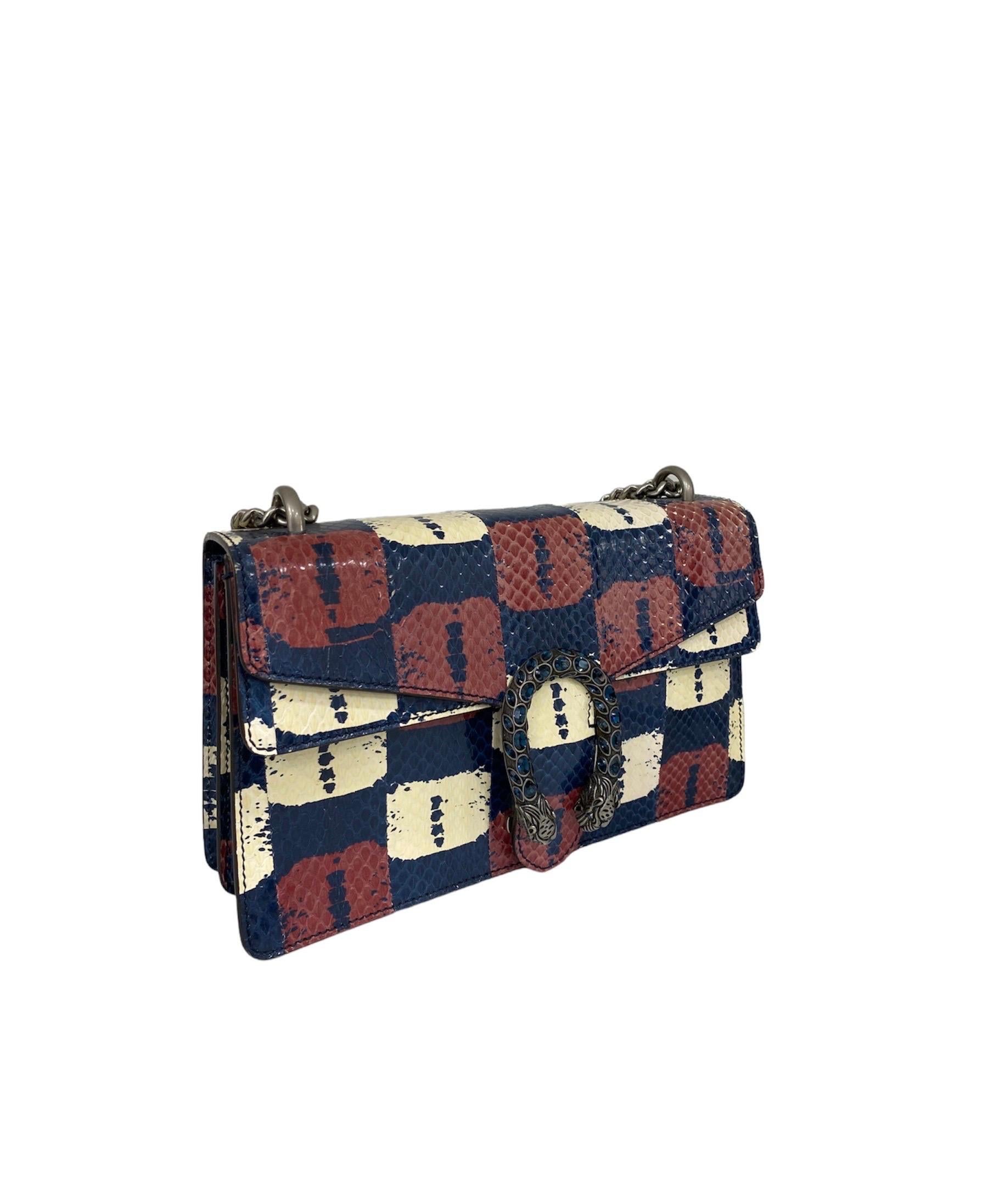 Gucci bag, Dionysus model, made of blue, red and white leather with silver hardware.

It has a front flap with interlocking closure. The interior is lined with a beige fabric and is equipped with a pocket with zip closure.

Equipped with a sliding