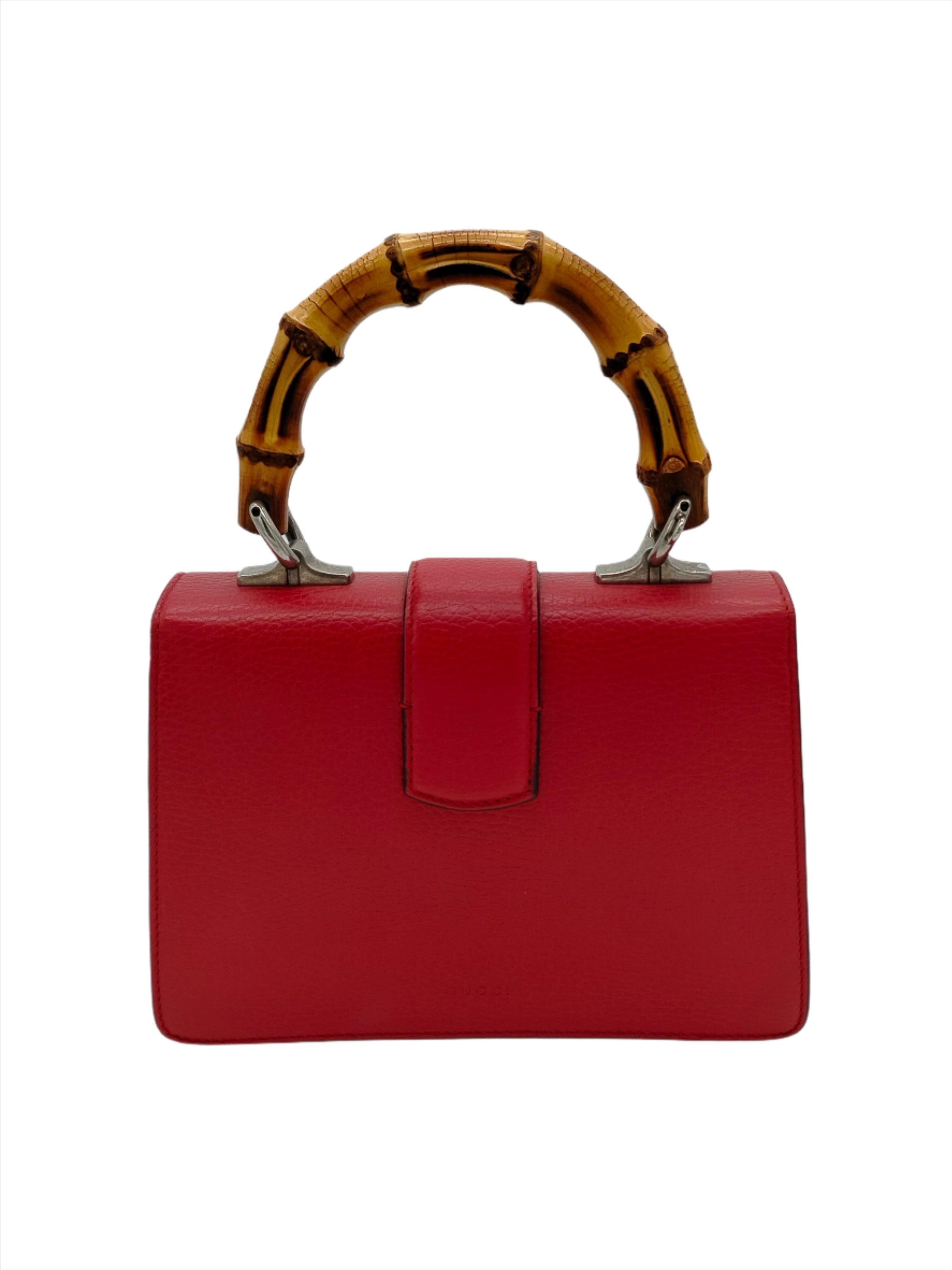 Borsa Gucci Medium Dionysus Bamboo con manico superiore in pelle di vitello rossa, interno foderato in materiale tessile naturale.
Inclusione: sacchetto antipolvere.

Altezza:20;Larghezza:26;Profondità:12;Altezza manico:50 Materiale: Pelle