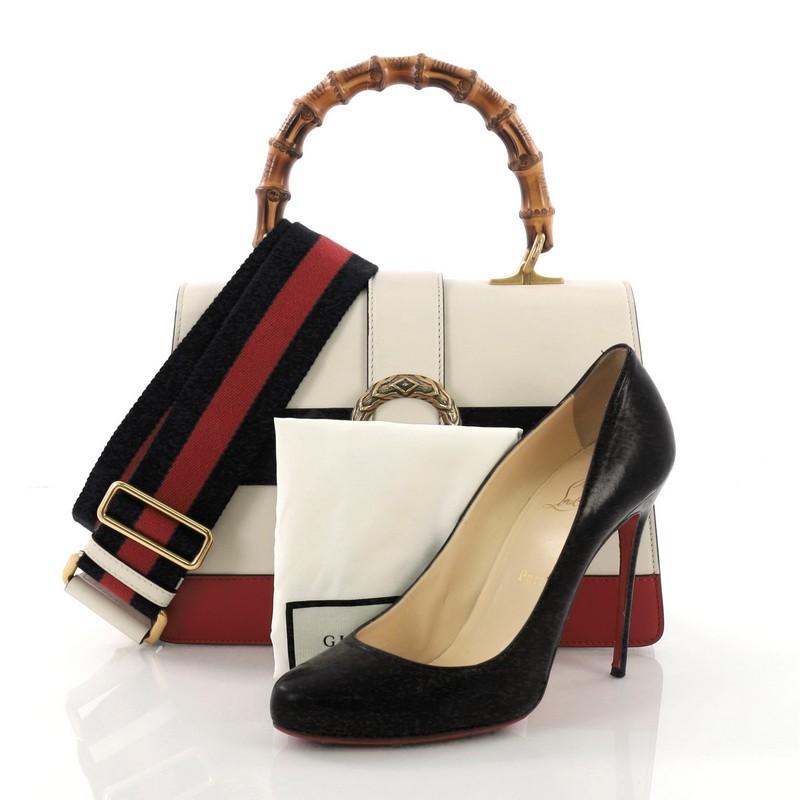 This Gucci Dionysus Bamboo Top Handle Bag Colorblock Leather Medium, crafted from white colorblock leather, features bamboo top handle, textured tiger head spur detail on its flap, and aged gold-tone hardware. Its closure with side release opens to
