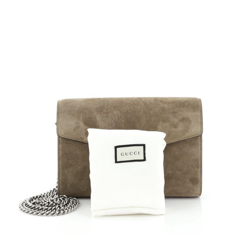 This Gucci Dionysus Chain Wallet Suede Small, crafted from neutral suede, features chain link strap, textured tiger head spur detail on its flap, and aged silver-tone hardware. Its snap button closure opens to a neutral leather and black fabric