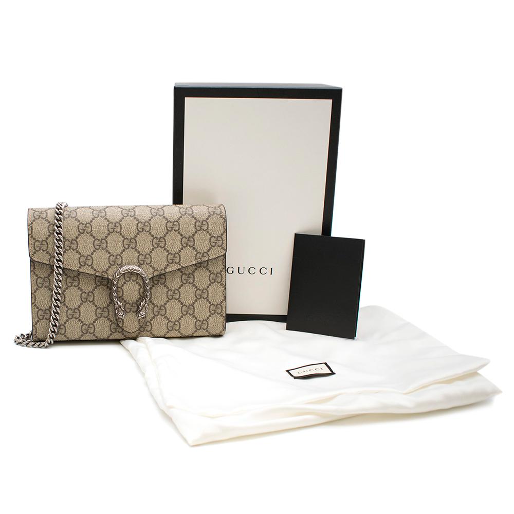 Gucci Dionysus GG Supreme Chain Wallet

- Detachable Shoulder Chain Strap 
- Beige/ebony GG Supreme canvas, a material with low environmental impact, with taupe suede trim
- Antique silver-toned hardware
- Tiger head spur
- Hand-painted edges
-