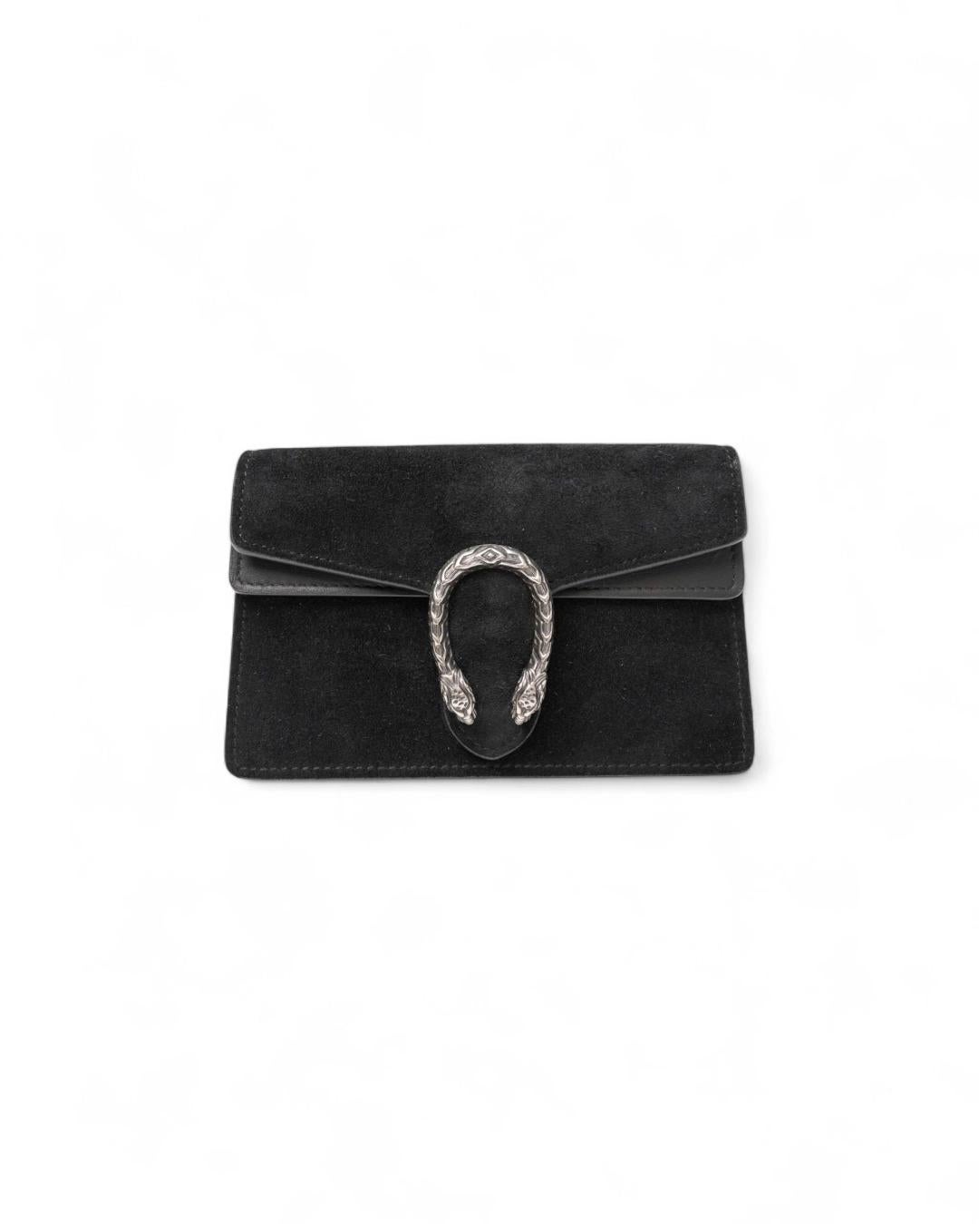 Borsa firmata Gucci, linea Dionysus, nella misura mini, realizzata in tessuto scamosciato nero con rifiniture in pelle e hardware argento. La chiusura ad incastro con teste di tigre, internamente rivestita in tessuto scamosciato beige, la borsa è