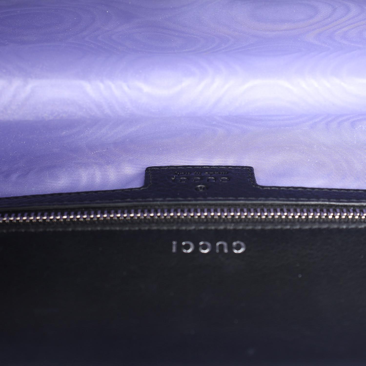Bolso de hombro Dionisio Herradura de Cristal Satinado Acanalado Negro en venta 7