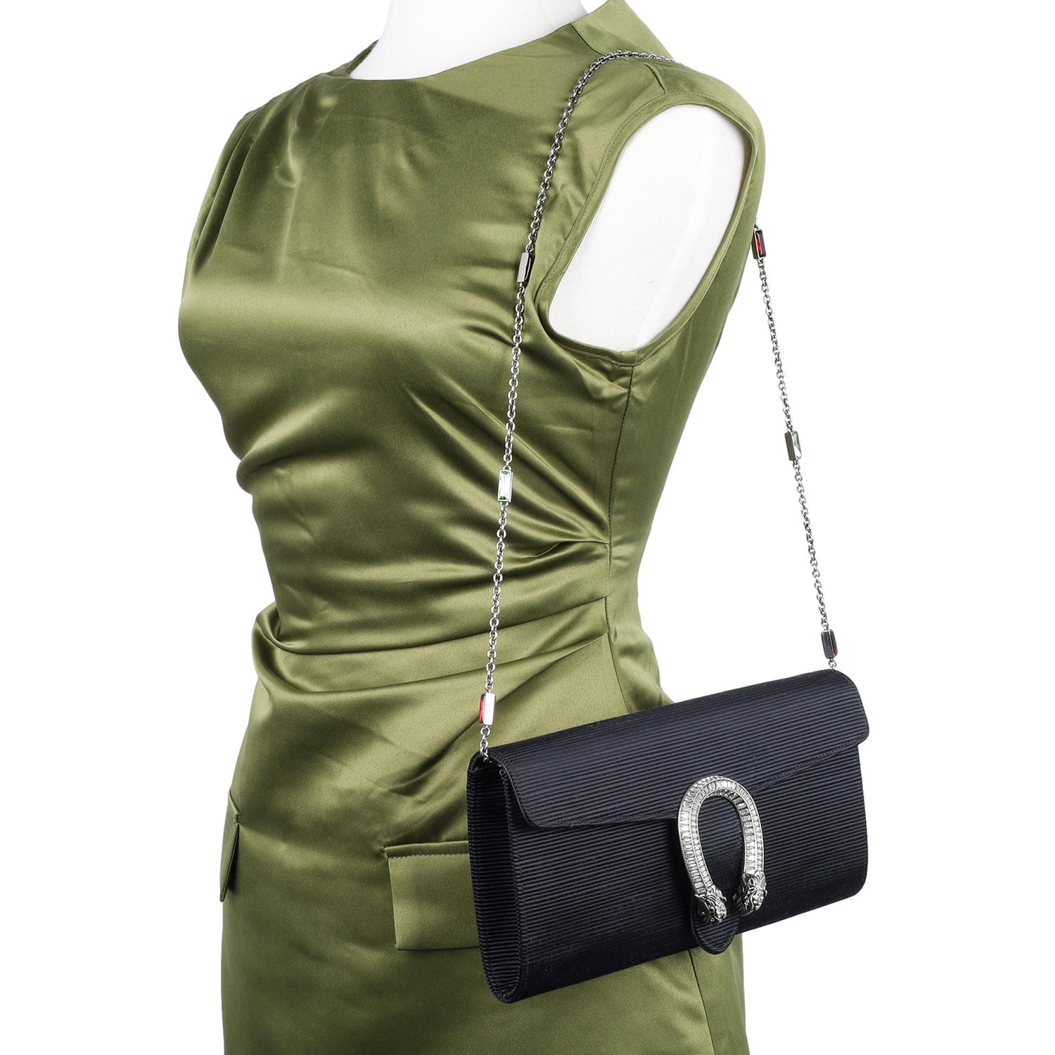 Bolso de hombro Gucci Dionysus Horseshoe Crystal Satin Ribbed Clutch

El bolso de hombro Gucci Dionysus Clutch es una obra maestra de lujo y elegancia, que combina detalles intrincados con un diseño inconfundible. Confeccionada con un cuerpo de