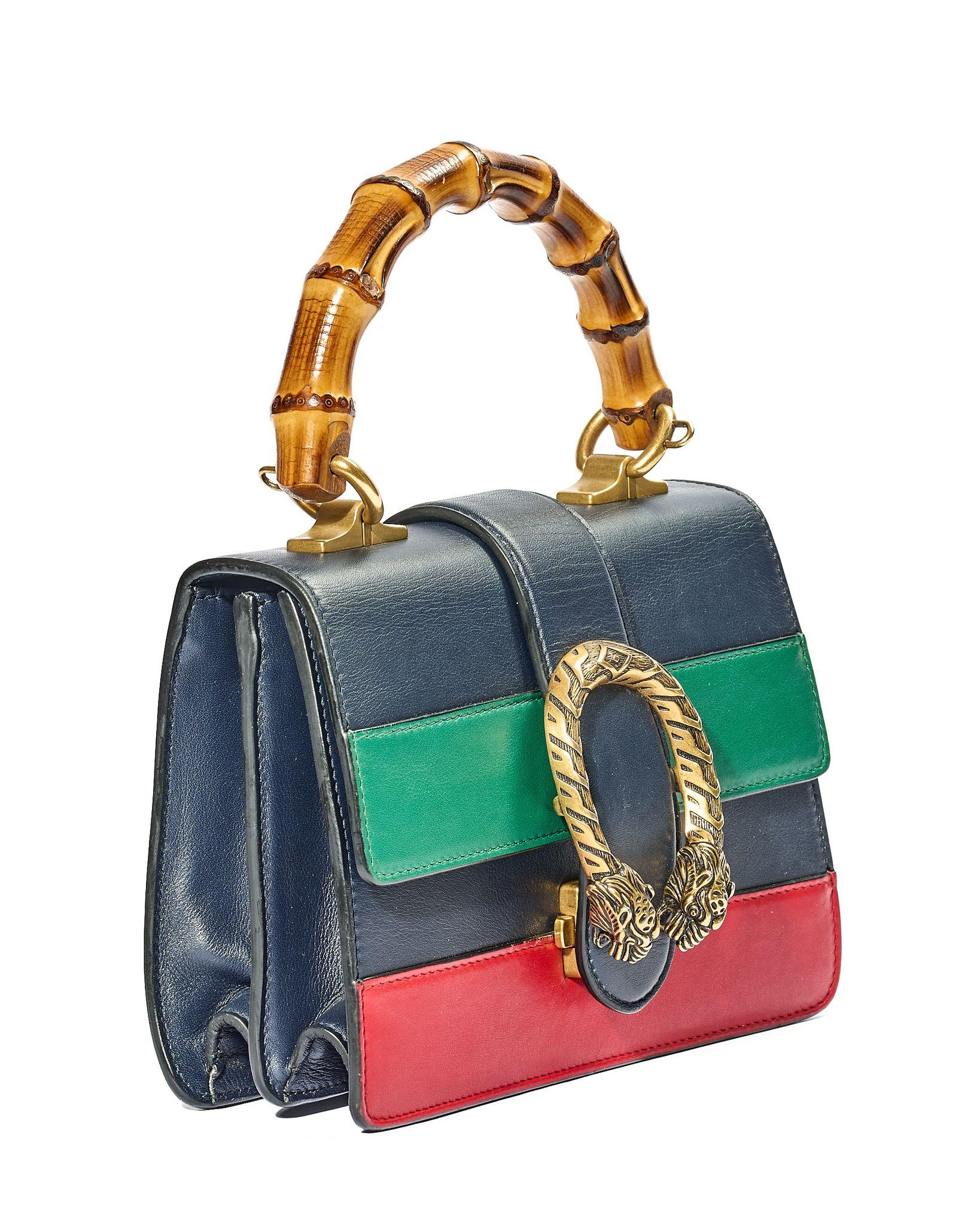 Sac Gucci signature, ligne Dionysus, dans le petit format, en cuir lisse bleu avec des inserts verts et rouges, avec des ferrures dorées. Le fermoir à emboîtement avec des têtes de tigre est un élément de design distinctif qui rend hommage au dieu
