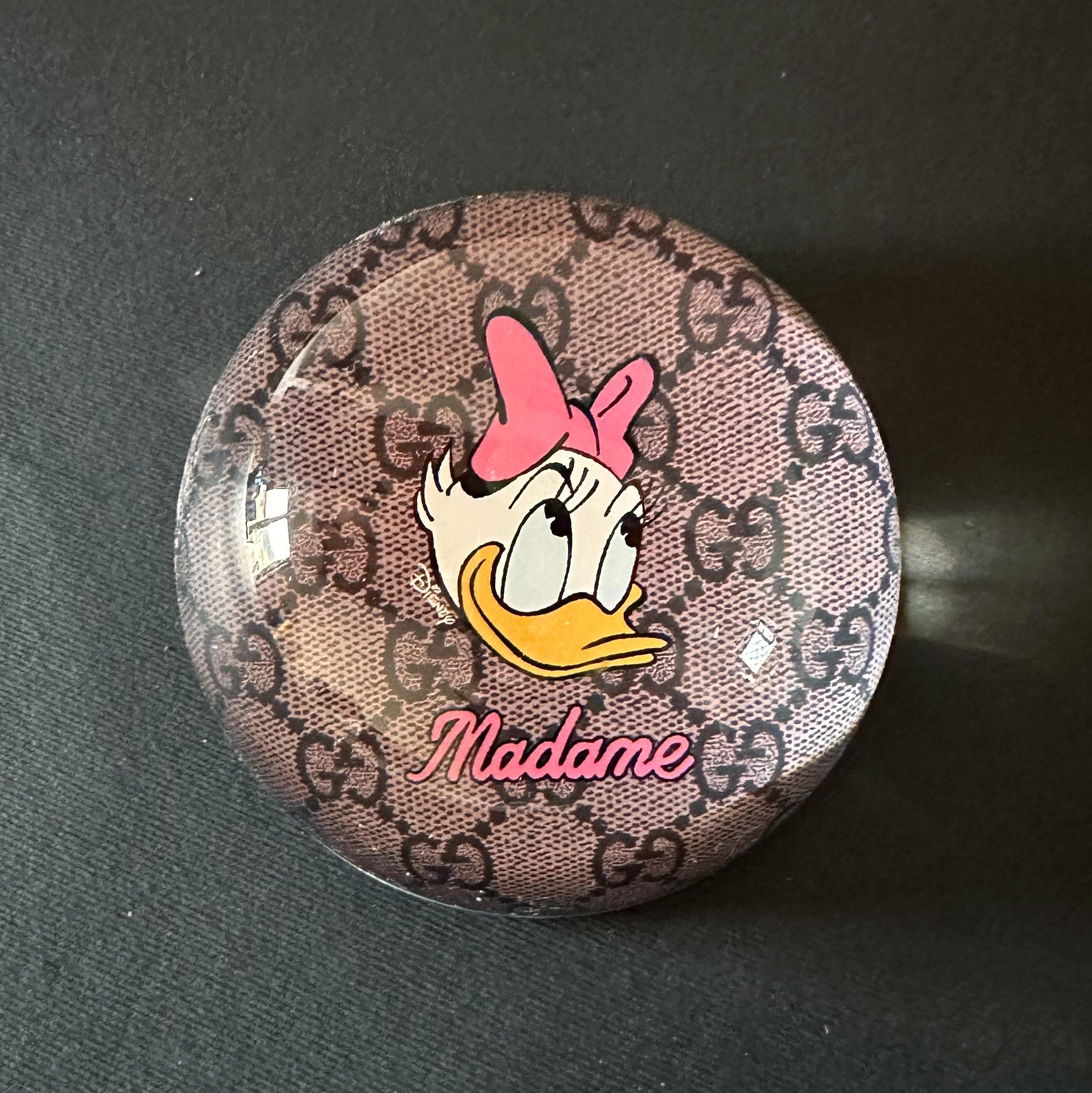 Fermacarte in vetro Disney X Gucci Daisy Duck / Made in Italy
Marchio originale impresso sul lato inferiore, fornito con scatola originale
Diametro: 4 pollici, altezza 2 pollici
1 disponibile in magazzino in Italia
Riferimento ordine: FABIOLTD G058