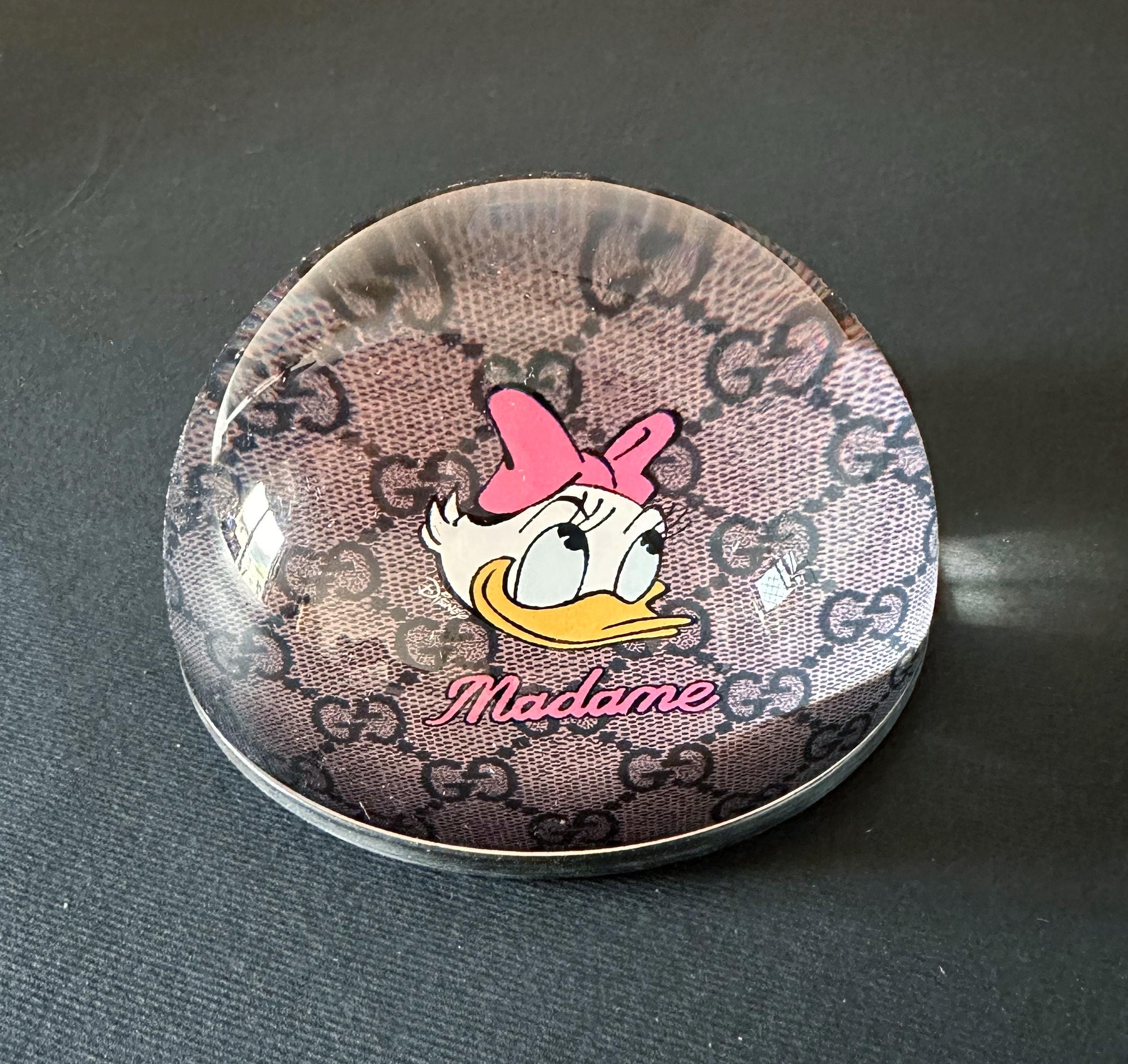 Italiano Gucci Disney Daisy Duck Fermacarte in vendita