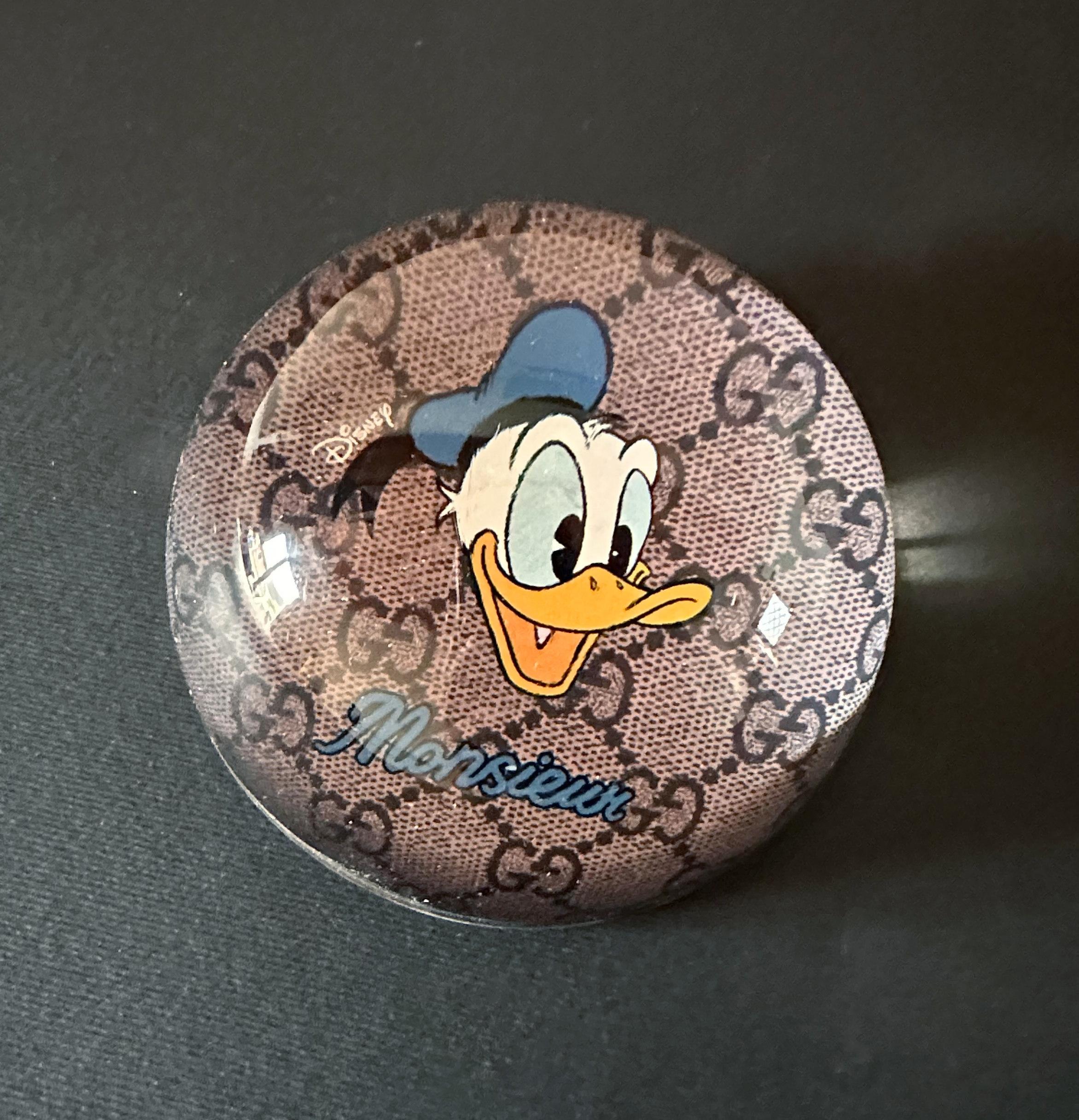 Fermacarte in vetro Disney X Gucci Donald Duck / Made in Italy
Marchio originale impresso sul lato inferiore, fornito con scatola originale
Diametro: 4 pollici, altezza 2 pollici
1 disponibile in magazzino in Italia
Riferimento ordine: FABIOLTD G057