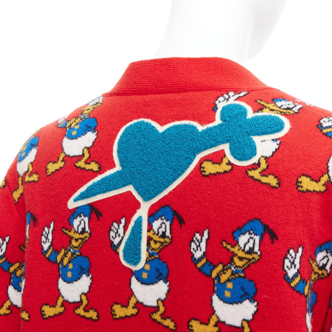 GUCCI Disney Donald Duck cardigan à boutons en intarsia en laine rouge et bleue M
Référence : GEGG/A00059
Marque : Gucci
Designer : Alessandro Michele
Collectional : Disney
MATERIAL : Laine
Couleur : rouge, bleu
Motif : Dessin animé
Fermeture :