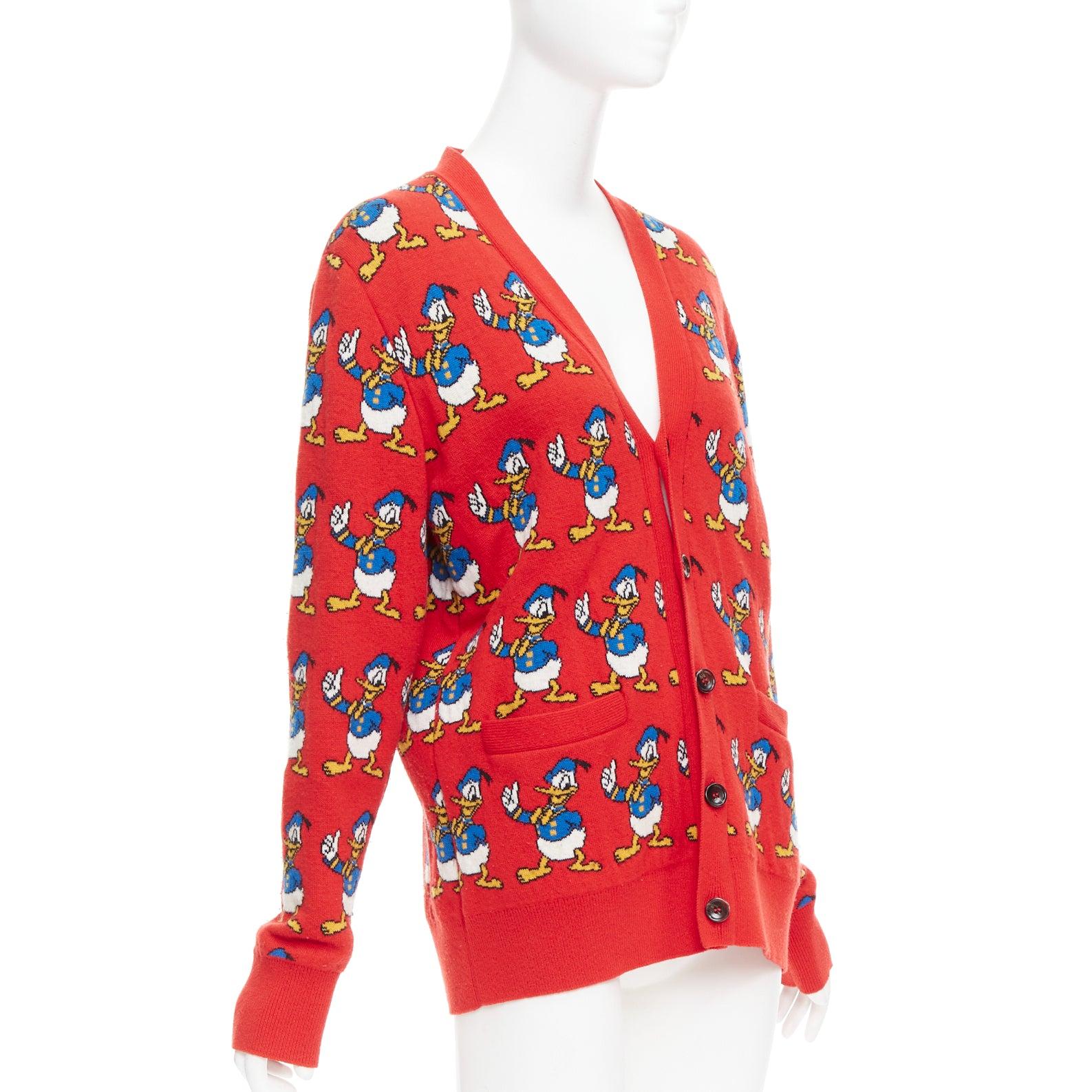 GUCCI Disney Donald Duck cardigan à boutons en intarsia en laine rouge et bleue M Bon état - En vente à Hong Kong, NT