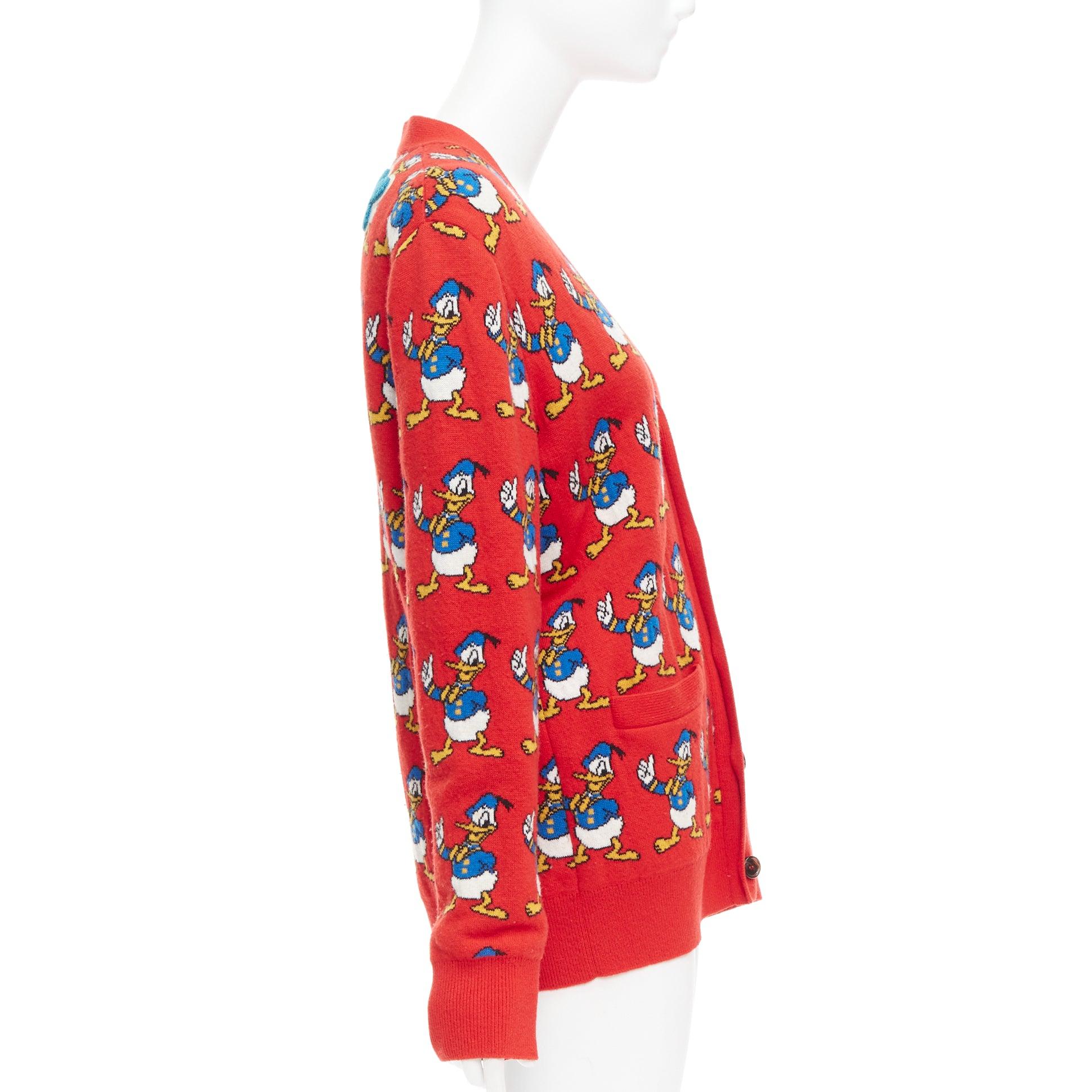 GUCCI Disney Donald Duck cardigan à boutons en intarsia en laine rouge et bleue M Pour femmes en vente