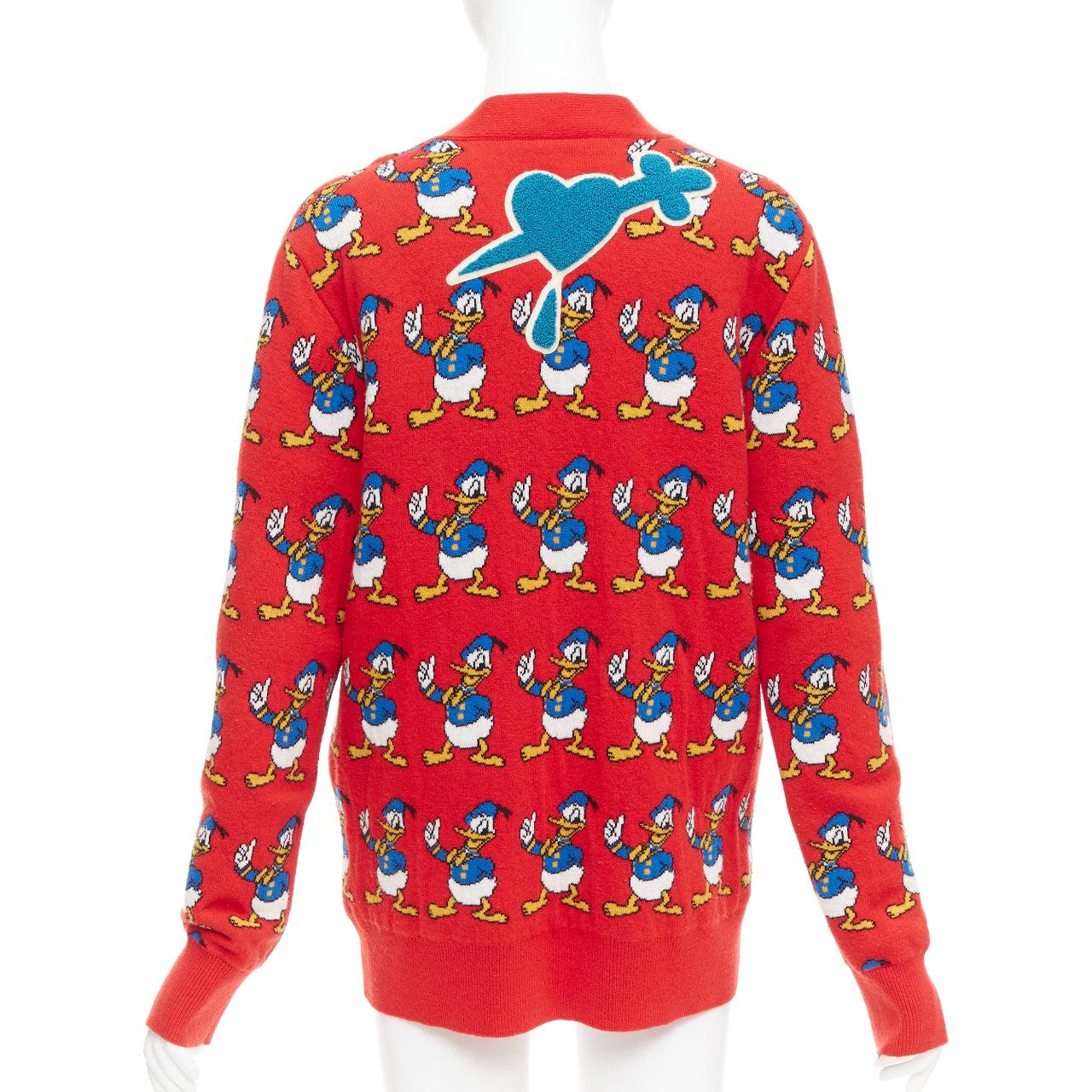 GUCCI Disney Donald Duck cardigan à boutons en intarsia en laine rouge et bleue M en vente 1