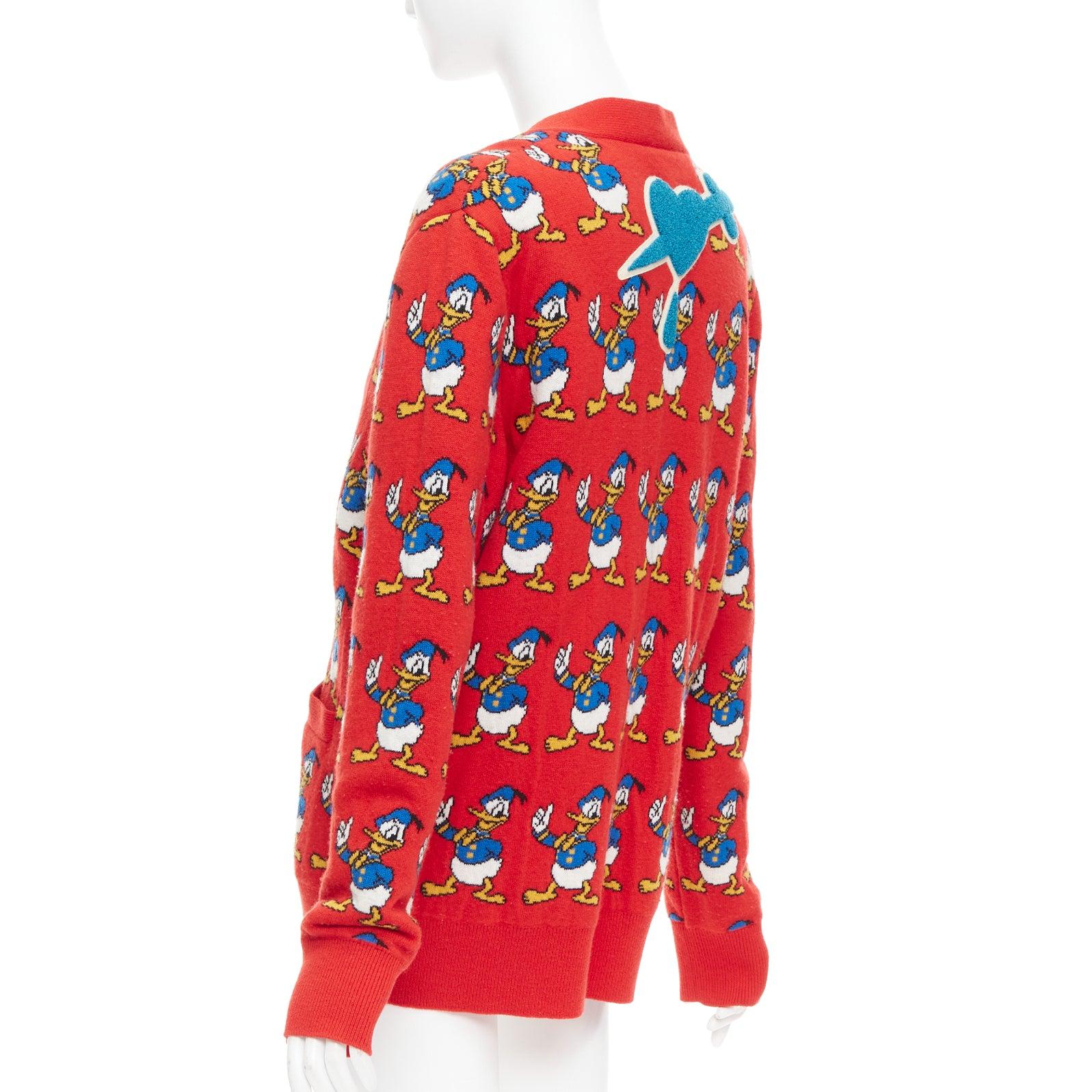GUCCI Disney Donald Duck cardigan à boutons en intarsia en laine rouge et bleue M en vente 2