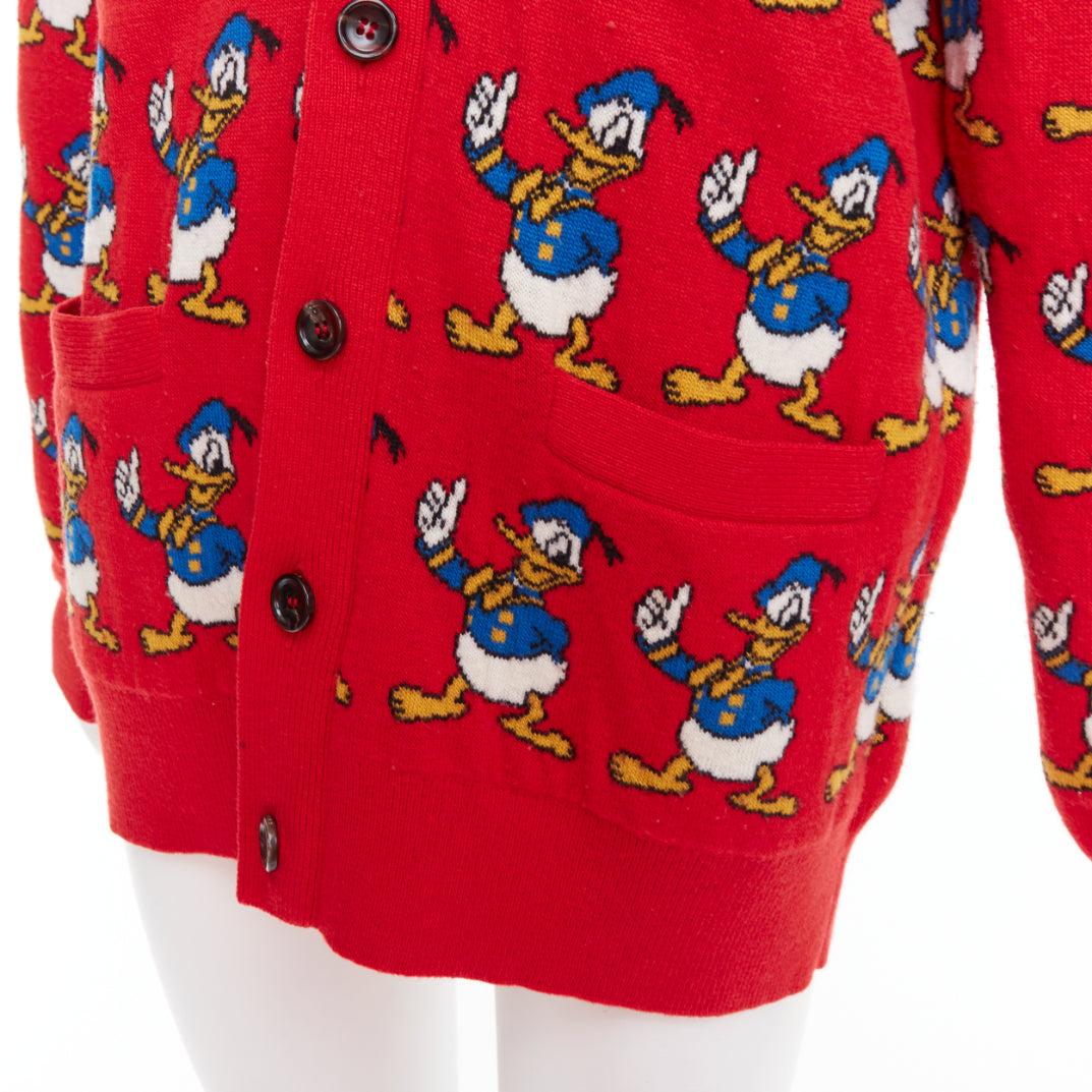 GUCCI Disney Donald Duck cardigan à boutons en intarsia en laine rouge et bleue M en vente 3