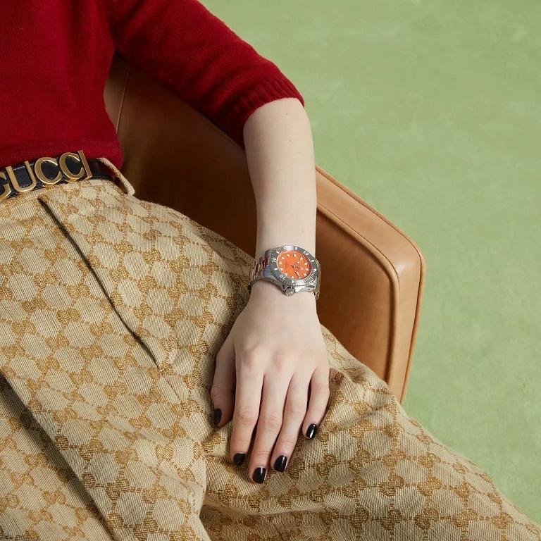 Gucci Dive 40mm Automatik-Uhr YA136355 mit orangefarbenem Zifferblatt für Damen oder Herren im Angebot
