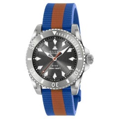 Gucci Montre Dive 40 mm à bracelet en caoutchouc bleu et orange YA136352