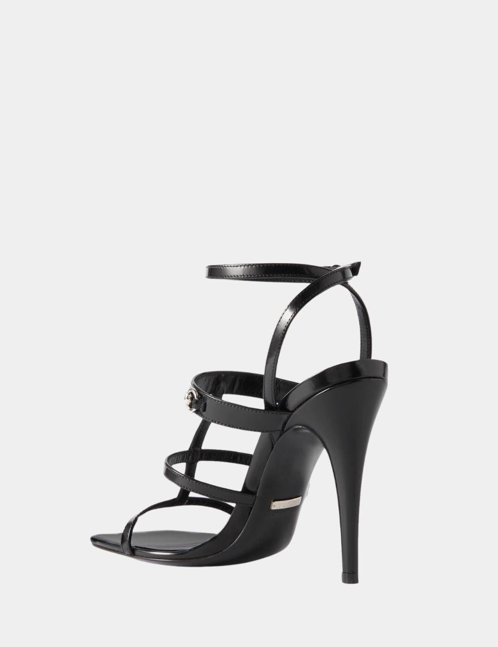 I sandali Gucci Divine in pelle impreziositi da morsetti sono caratterizzati da una punta quadrata, impreziosita da morsetti di ispirazione equestre e da un cinturino alla caviglia con fibbia.

Materiale: Pelle
Taglia: EU 37
Lunghezza del tacco: 10