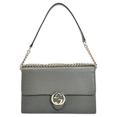 Portafoglio Gucci con catena e G intrecciata in pelle di vitello color dollaro