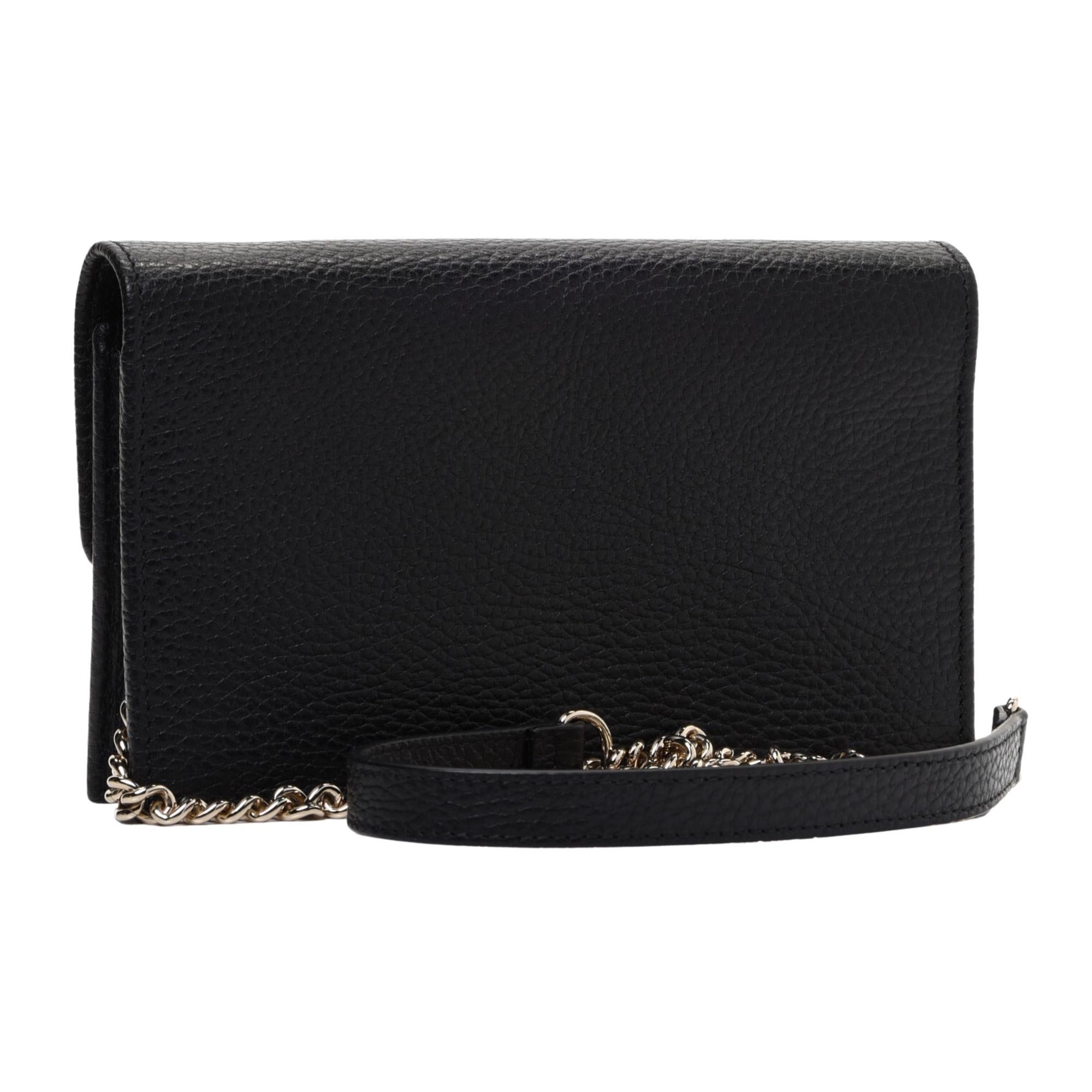 This shoulder bag is made of textured calfskin leather in a black. This bag features a long polished gold chain shoulder strap and a Gucci GG logo on the front flap. The flap opens to a partitioned leather and black fabric interior with card slot