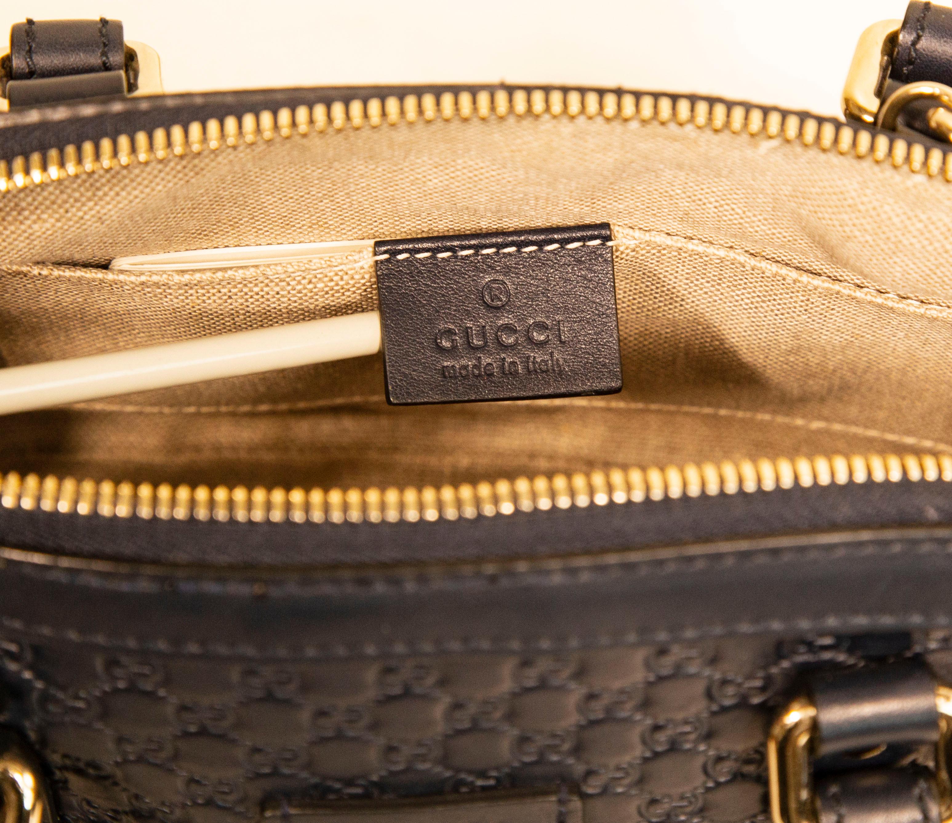 Gucci Dome Crossbody Bag à poignée supérieure en cuir embossé GG bleu marine   en vente 8