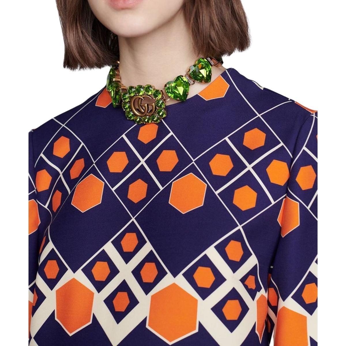 Emblema della Maison, le iniziali del suo fondatore Guccio Gucci definiscono questa collana, impreziosita da cristalli a forma di cuore. Per aggiungere un tocco di raffinatezza, cristalli scintillanti incorniciano il logo realizzato in metallo con