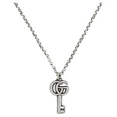 Collar Gucci Doble G con Llave de Plata de Ley Envejecida YBB627757001
