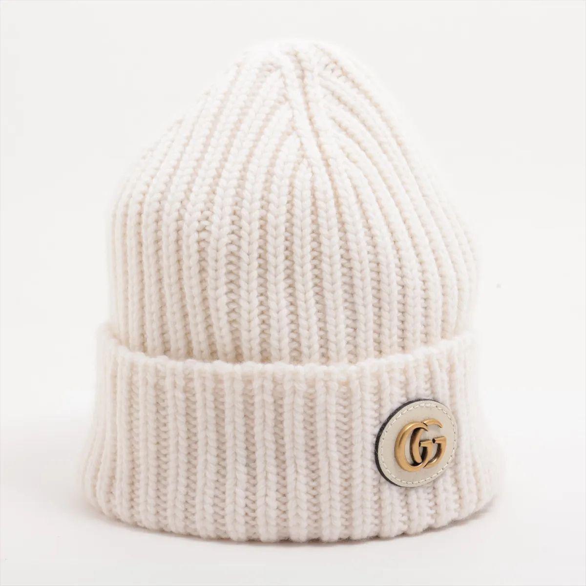 Die Gucci Double G Wool Cashmere Hat in Weiß ist ein luxuriöses Accessoire für die kalte Jahreszeit, das Komfort mit ikonischem Stil verbindet. Die fachmännisch gefertigte Mütze aus einer weichen Woll-Kaschmirmischung bietet Wärme und eine