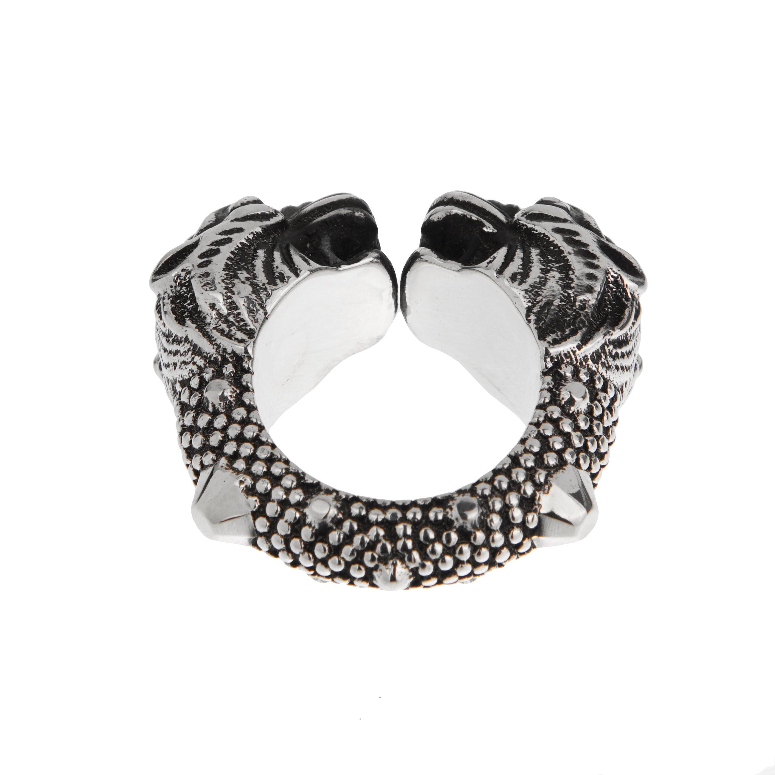 Ti presentiamo l'anello Gucci Doppia Testa di Tigre in argento invecchiato, un'audace testimonianza dell'estetica audace del marchio. Questo straordinario anello è un pezzo forte, che fonde perfettamente un design feroce con un simbolismo senza