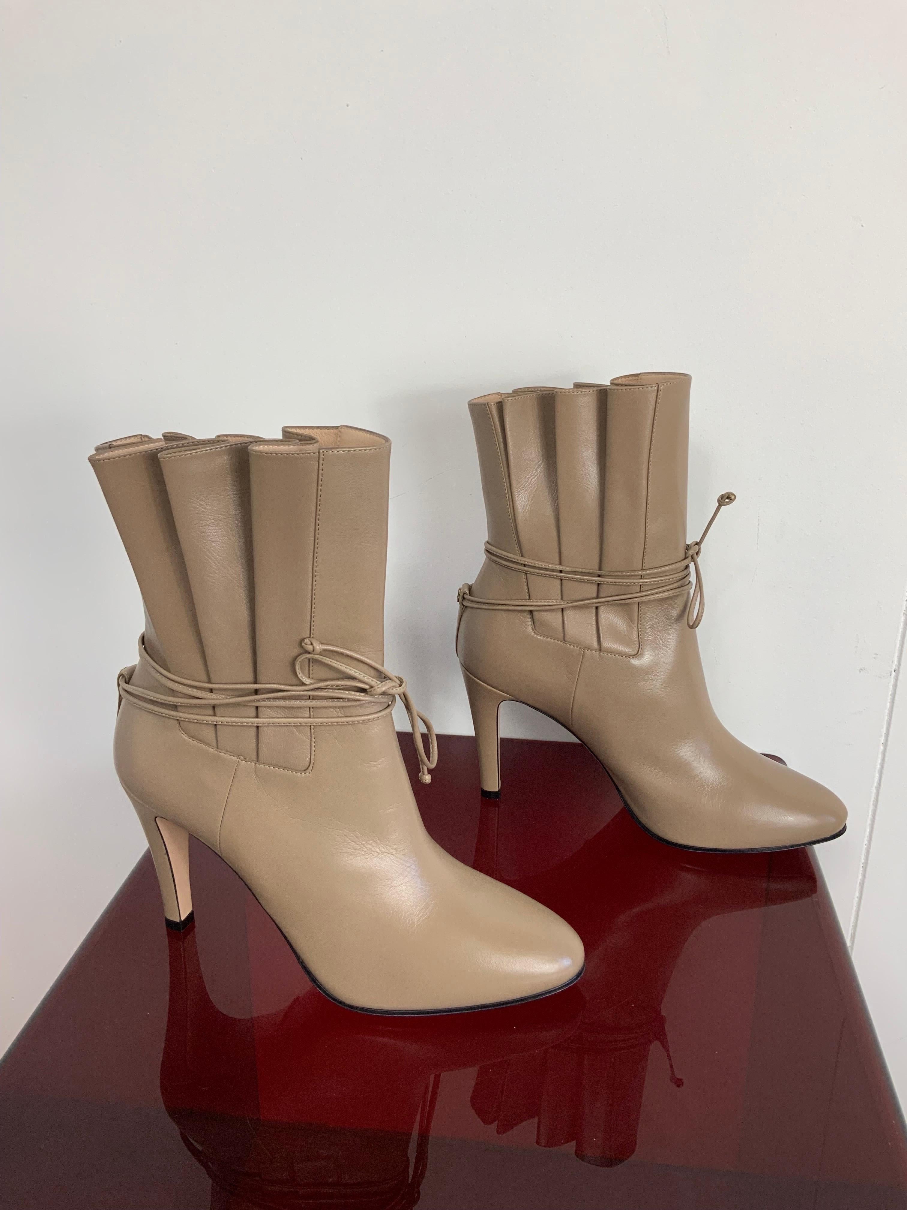 GUCCI BOOTS.
In dove-gray leather.
Italian number 39.
The heel measures 10 cm
The boot is 27 cm high overall
New, never used.
It has original dust bag.