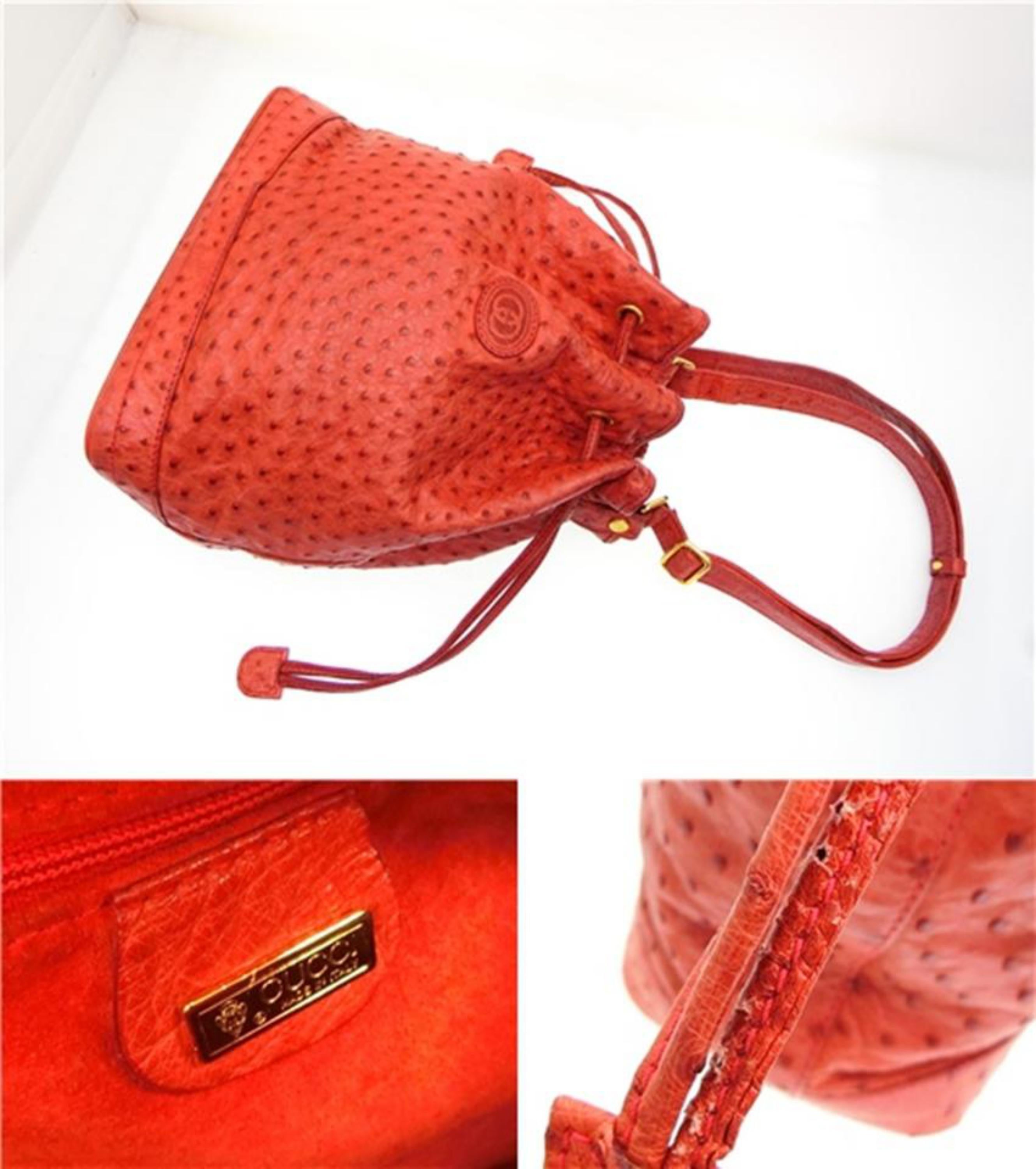 Gucci Drawstring Bucket Hobo 227959 Red Ostrich Leather Shoulder Bag In Good Condition For Sale In Forest Hills, NY