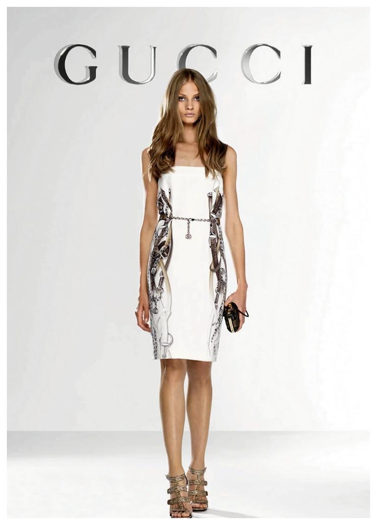 Gucci Kleid Lederriemen mit Schulterkette Bedrucktes Seidenkleid

Gebrauchtes mittellanges Seidenkleid In Beige

Gucci Kleid aus beigefarbenem, bedrucktem Seidenstoff. Das Kleid ist mit Lederriemen und einer Kette über dem Arm sowie einem Gürtel aus